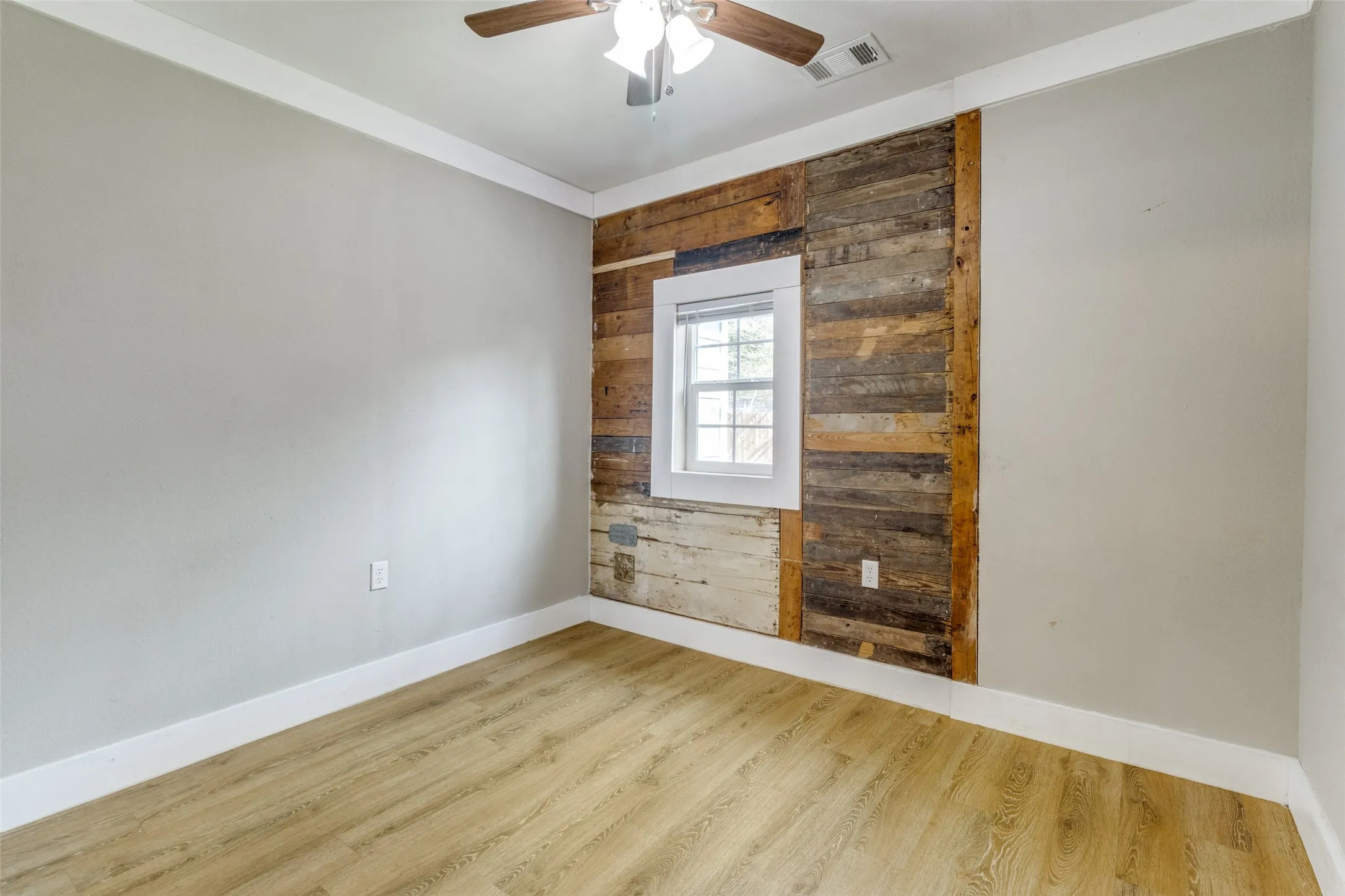 Single Family Residence For Sale in Fannin County , 1110 Chestnut Street, Bonham, Texas 75418, 3 Bedroom, 2 Bathroom, Garage spaces, 1,168 Sqft, built in 1940, mls#21290580, Real Estate Agent in Bonham, Homes For Sale in Fannin county, Homes For Sale in Bonham, Realtor in Bonham Texas, Real Estate Brokerage Independent Realty Texas, Luminita Cordes Realtor