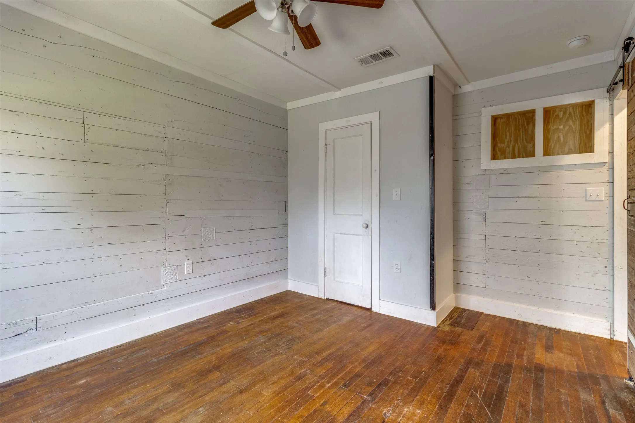 Single Family Residence For Sale in Fannin County , 1110 Chestnut Street, Bonham, Texas 75418, 3 Bedroom, 2 Bathroom, Garage spaces, 1,168 Sqft, built in 1940, mls#21290580, Real Estate Agent in Bonham, Homes For Sale in Fannin county, Homes For Sale in Bonham, Realtor in Bonham Texas, Real Estate Brokerage Independent Realty Texas, Luminita Cordes Realtor