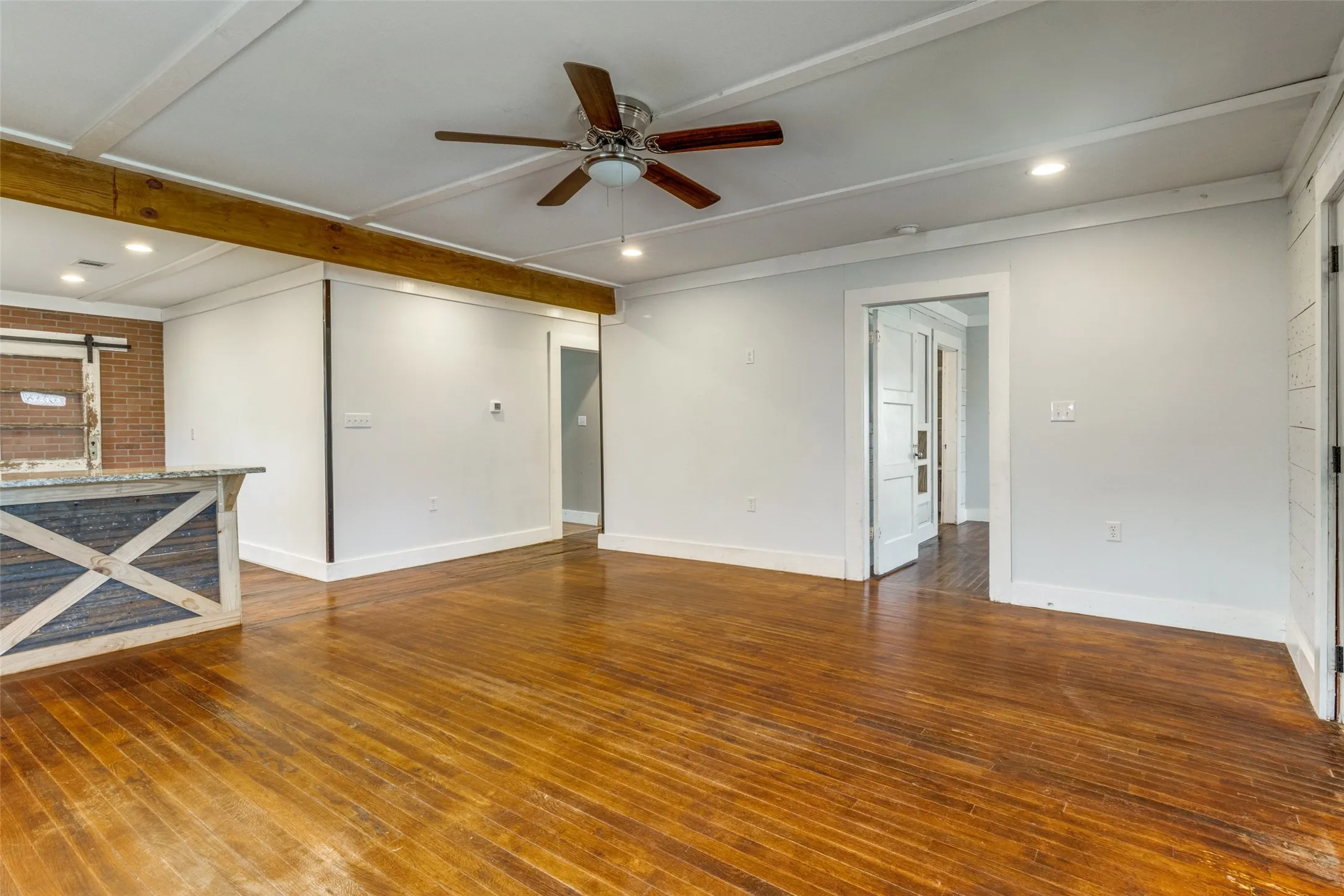 Single Family Residence For Sale in Fannin County , 1110 Chestnut Street, Bonham, Texas 75418, 3 Bedroom, 2 Bathroom, Garage spaces, 1,168 Sqft, built in 1940, mls#21290580, Real Estate Agent in Bonham, Homes For Sale in Fannin county, Homes For Sale in Bonham, Realtor in Bonham Texas, Real Estate Brokerage Independent Realty Texas, Luminita Cordes Realtor