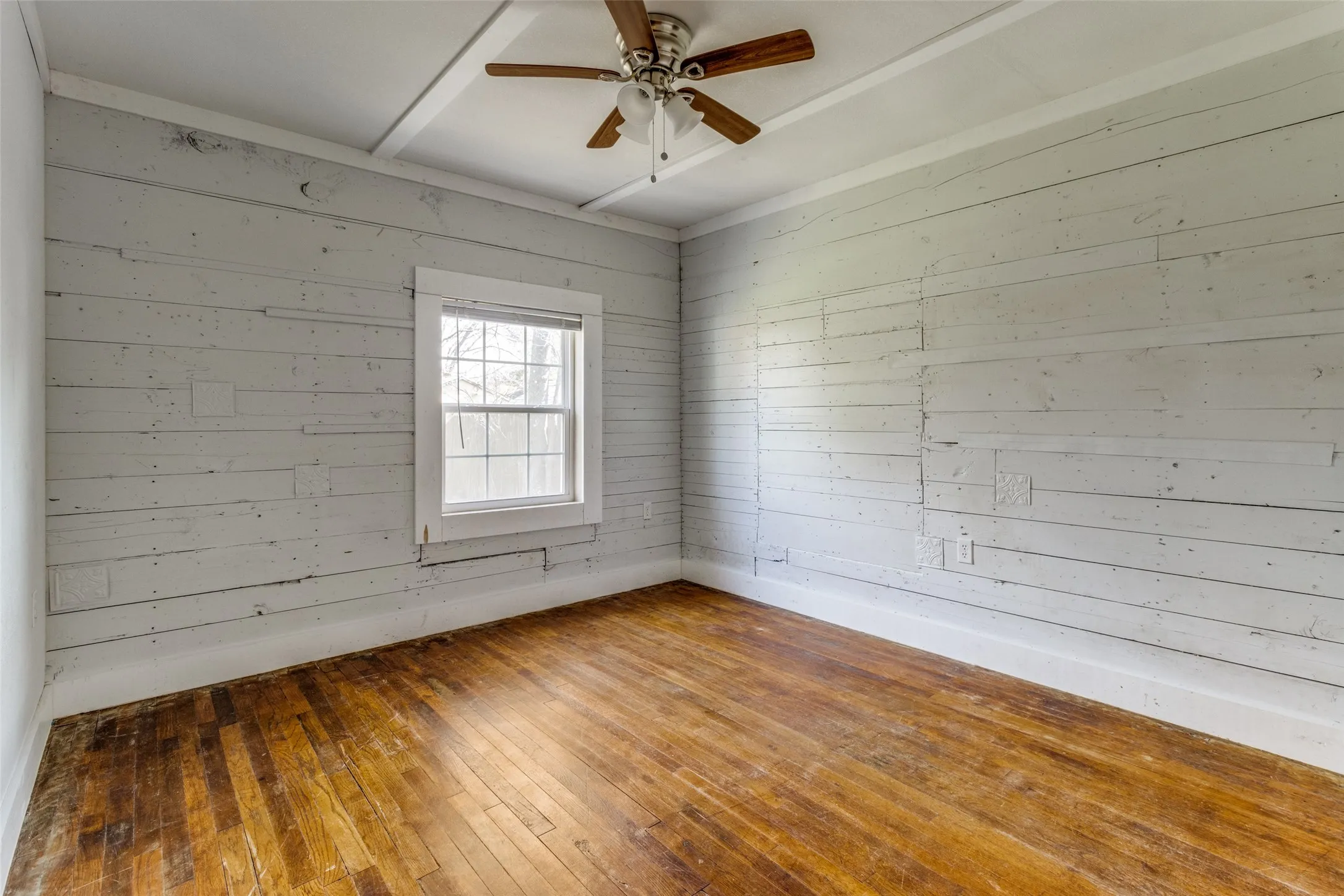 Single Family Residence For Sale in Fannin County , 1110 Chestnut Street, Bonham, Texas 75418, 3 Bedroom, 2 Bathroom, Garage spaces, 1,168 Sqft, built in 1940, mls#21290580, Real Estate Agent in Bonham, Homes For Sale in Fannin county, Homes For Sale in Bonham, Realtor in Bonham Texas, Real Estate Brokerage Independent Realty Texas, Luminita Cordes Realtor