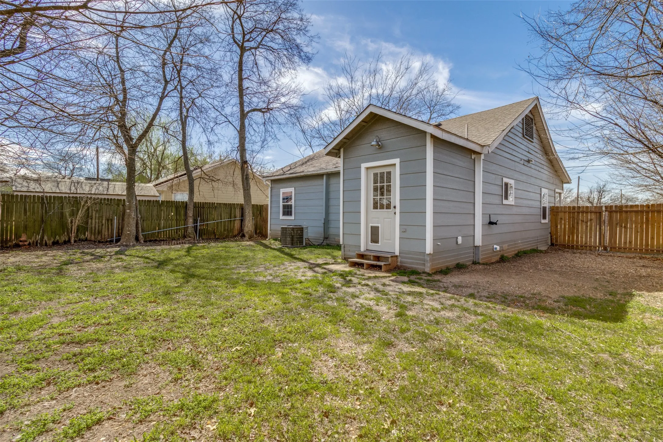Single Family Residence For Sale in Fannin County , 1110 Chestnut Street, Bonham, Texas 75418, 3 Bedroom, 2 Bathroom, Garage spaces, 1,168 Sqft, built in 1940, mls#21290580, Real Estate Agent in Bonham, Homes For Sale in Fannin county, Homes For Sale in Bonham, Realtor in Bonham Texas, Real Estate Brokerage Independent Realty Texas, Luminita Cordes Realtor