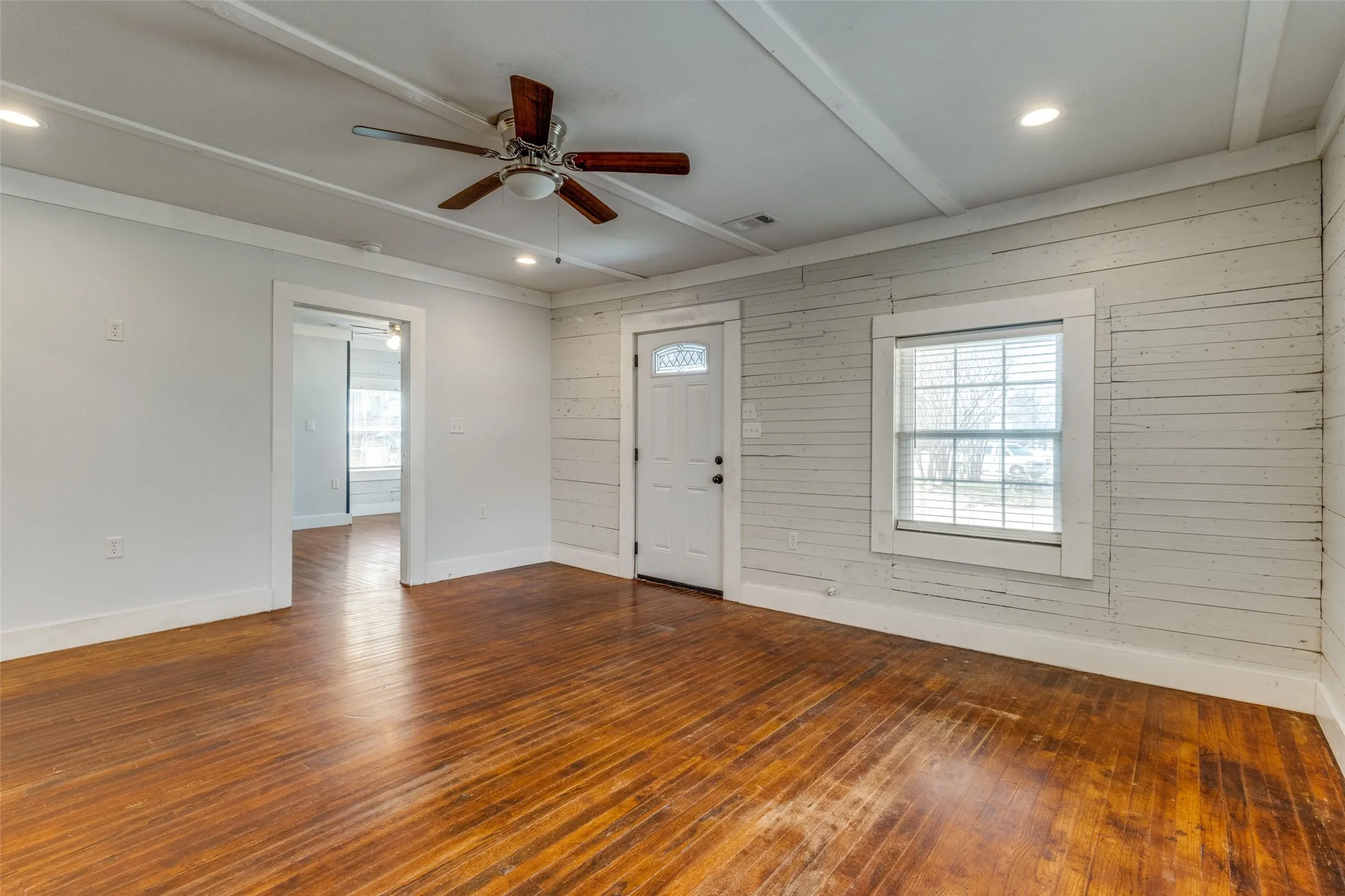 Single Family Residence For Sale in Fannin County , 1110 Chestnut Street, Bonham, Texas 75418, 3 Bedroom, 2 Bathroom, Garage spaces, 1,168 Sqft, built in 1940, mls#21290580, Real Estate Agent in Bonham, Homes For Sale in Fannin county, Homes For Sale in Bonham, Realtor in Bonham Texas, Real Estate Brokerage Independent Realty Texas, Luminita Cordes Realtor