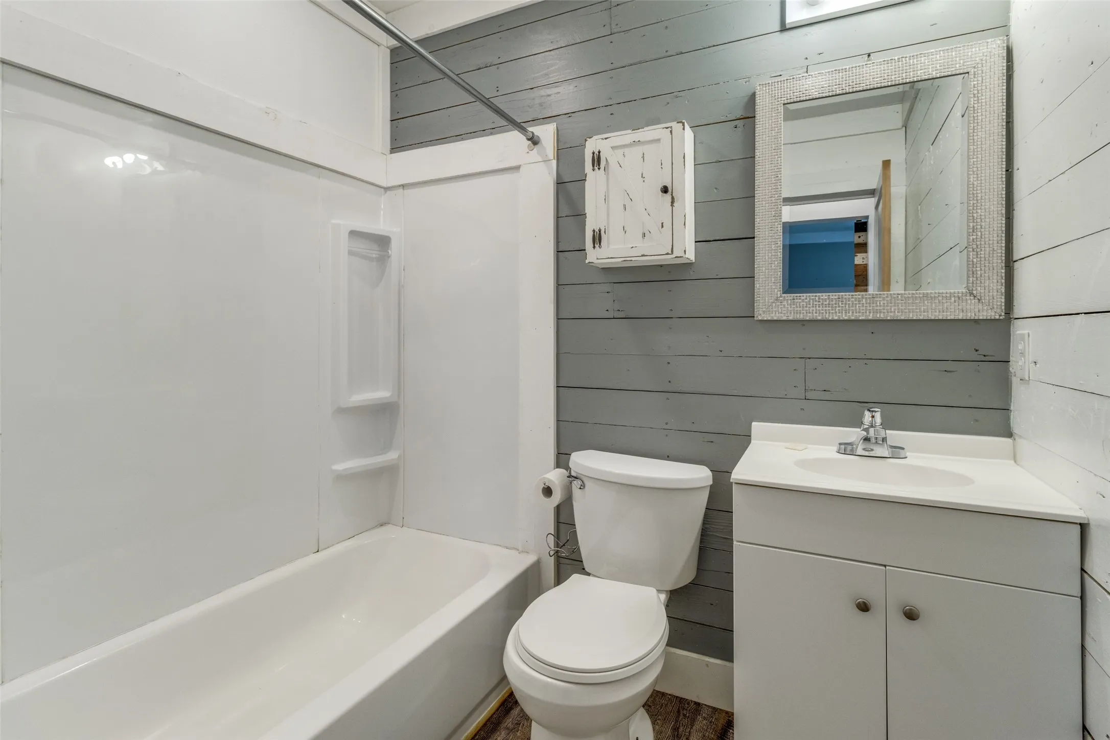 Single Family Residence For Sale in Fannin County , 1110 Chestnut Street, Bonham, Texas 75418, 3 Bedroom, 2 Bathroom, Garage spaces, 1,168 Sqft, built in 1940, mls#21290580, Real Estate Agent in Bonham, Homes For Sale in Fannin county, Homes For Sale in Bonham, Realtor in Bonham Texas, Real Estate Brokerage Independent Realty Texas, Luminita Cordes Realtor