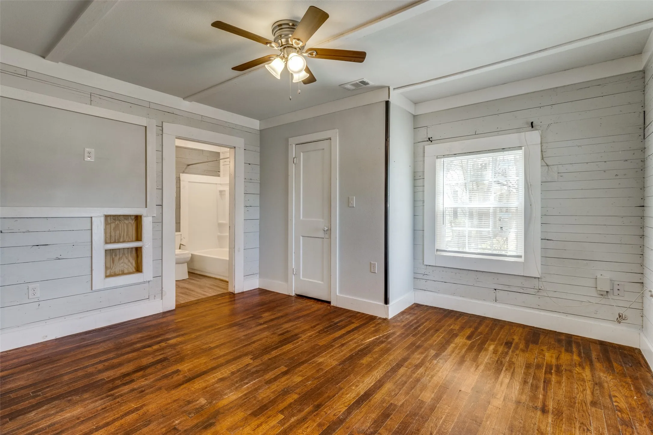 Single Family Residence For Sale in Fannin County , 1110 Chestnut Street, Bonham, Texas 75418, 3 Bedroom, 2 Bathroom, Garage spaces, 1,168 Sqft, built in 1940, mls#21290580, Real Estate Agent in Bonham, Homes For Sale in Fannin county, Homes For Sale in Bonham, Realtor in Bonham Texas, Real Estate Brokerage Independent Realty Texas, Luminita Cordes Realtor