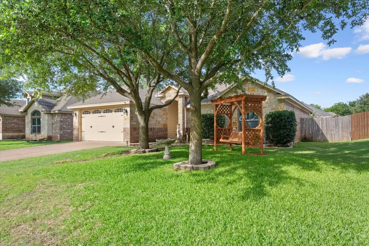 Single Family Residence For Sale in Mc Lennan County , 3005 Whistler Drive, Waco, Texas 76712, 3 Bedrooms, 2 Bathrooms, 2 Garage spaces, 1,664 Sqft, built in 2011, Price $325,000, mls#21290649, Real Estate Agent in Waco, Homes For Sale in Mc Lennan county, Homes For Sale in Waco, Realtor in Waco Texas, Real Estate Brokerage Independent Realty Texas, Luminita Cordes Realtor