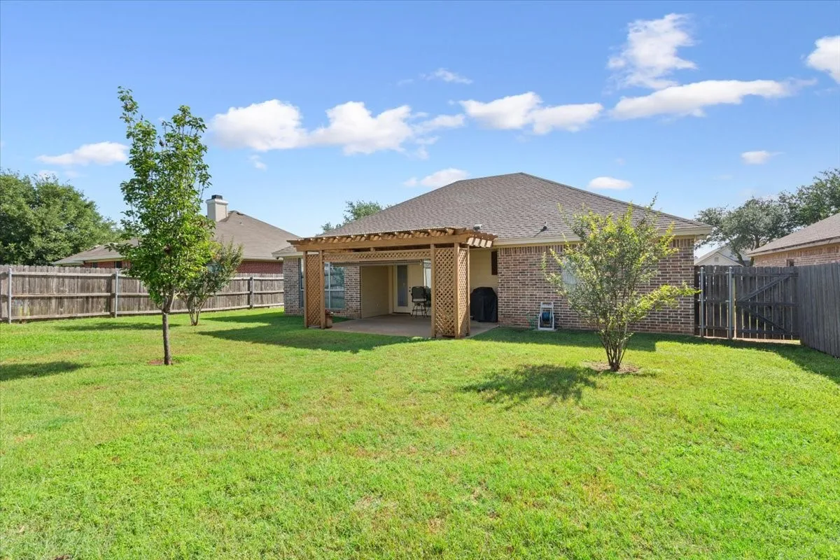 Single Family Residence For Sale in Mc Lennan County , 3005 Whistler Drive, Waco, Texas 76712, 3 Bedrooms, 2 Bathrooms, 2 Garage spaces, 1,664 Sqft, built in 2011, Price $325,000, mls#21290649, Real Estate Agent in Waco, Homes For Sale in Mc Lennan county, Homes For Sale in Waco, Realtor in Waco Texas, Real Estate Brokerage Independent Realty Texas, Luminita Cordes Realtor