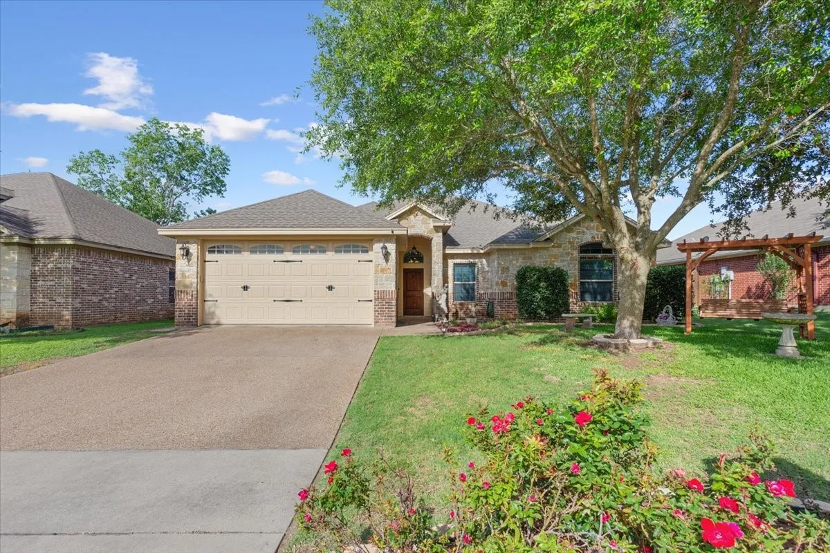 Single Family Residence For Sale in Mc Lennan County , 3005 Whistler Drive, Waco, Texas 76712, 3 Bedrooms, 2 Bathrooms, 2 Garage spaces, 1,664 Sqft, built in 2011, Price $325,000, mls#21290649, Real Estate Agent in Waco, Homes For Sale in Mc Lennan county, Homes For Sale in Waco, Realtor in Waco Texas, Real Estate Brokerage Independent Realty Texas, Luminita Cordes Realtor