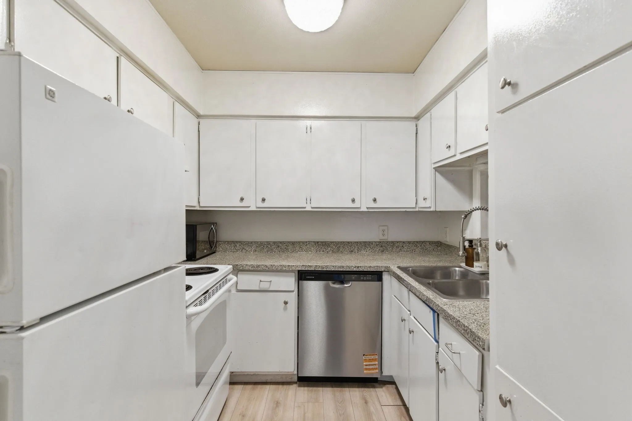 Condominium For Sale in Dallas County , 4112 Bowser Avenue 205, Dallas, Texas 75219, 2 Bedroom, 2 Bathroom, Garage spaces, 961 Sqft, built in 1968, mls#21290666, Real Estate Agent in Dallas, Homes For Sale in Dallas county, Homes For Sale in Dallas, Realtor in Dallas Texas, Real Estate Brokerage Independent Realty Texas, Luminita Cordes Realtor