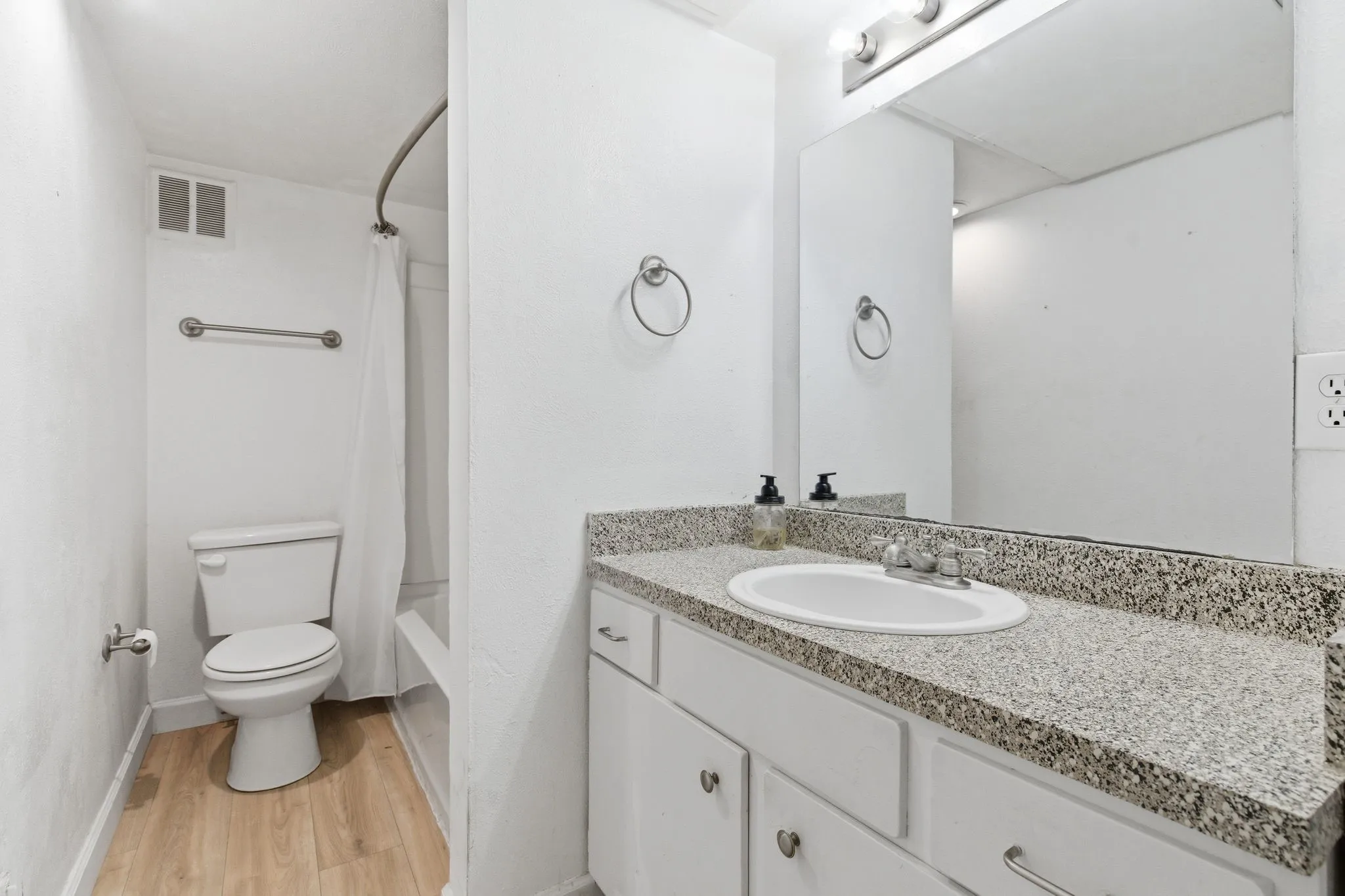 Condominium For Sale in Dallas County , 4112 Bowser Avenue 205, Dallas, Texas 75219, 2 Bedroom, 2 Bathroom, Garage spaces, 961 Sqft, built in 1968, mls#21290666, Real Estate Agent in Dallas, Homes For Sale in Dallas county, Homes For Sale in Dallas, Realtor in Dallas Texas, Real Estate Brokerage Independent Realty Texas, Luminita Cordes Realtor