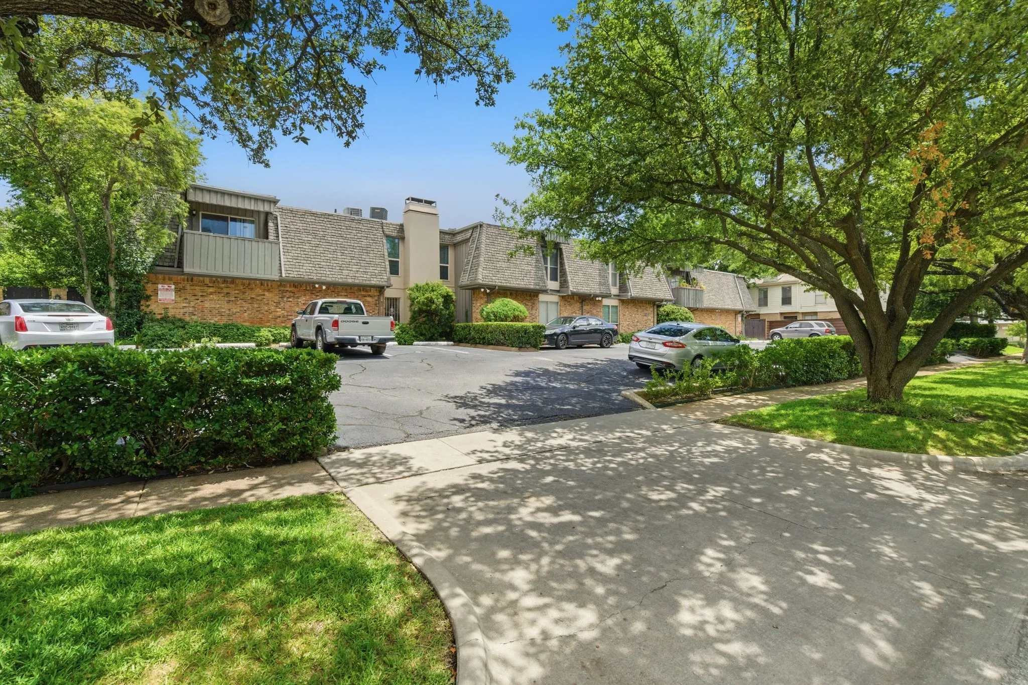 Condominium For Sale in Dallas County , 4112 Bowser Avenue 205, Dallas, Texas 75219, 2 Bedroom, 2 Bathroom, Garage spaces, 961 Sqft, built in 1968, mls#21290666, Real Estate Agent in Dallas, Homes For Sale in Dallas county, Homes For Sale in Dallas, Realtor in Dallas Texas, Real Estate Brokerage Independent Realty Texas, Luminita Cordes Realtor