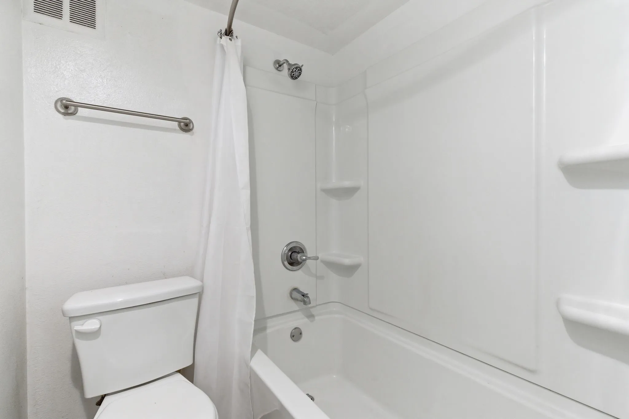 Condominium For Sale in Dallas County , 4112 Bowser Avenue 205, Dallas, Texas 75219, 2 Bedroom, 2 Bathroom, Garage spaces, 961 Sqft, built in 1968, mls#21290666, Real Estate Agent in Dallas, Homes For Sale in Dallas county, Homes For Sale in Dallas, Realtor in Dallas Texas, Real Estate Brokerage Independent Realty Texas, Luminita Cordes Realtor