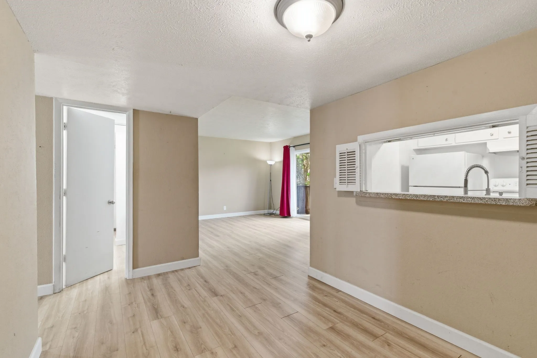 Condominium For Sale in Dallas County , 4112 Bowser Avenue 205, Dallas, Texas 75219, 2 Bedroom, 2 Bathroom, Garage spaces, 961 Sqft, built in 1968, mls#21290666, Real Estate Agent in Dallas, Homes For Sale in Dallas county, Homes For Sale in Dallas, Realtor in Dallas Texas, Real Estate Brokerage Independent Realty Texas, Luminita Cordes Realtor