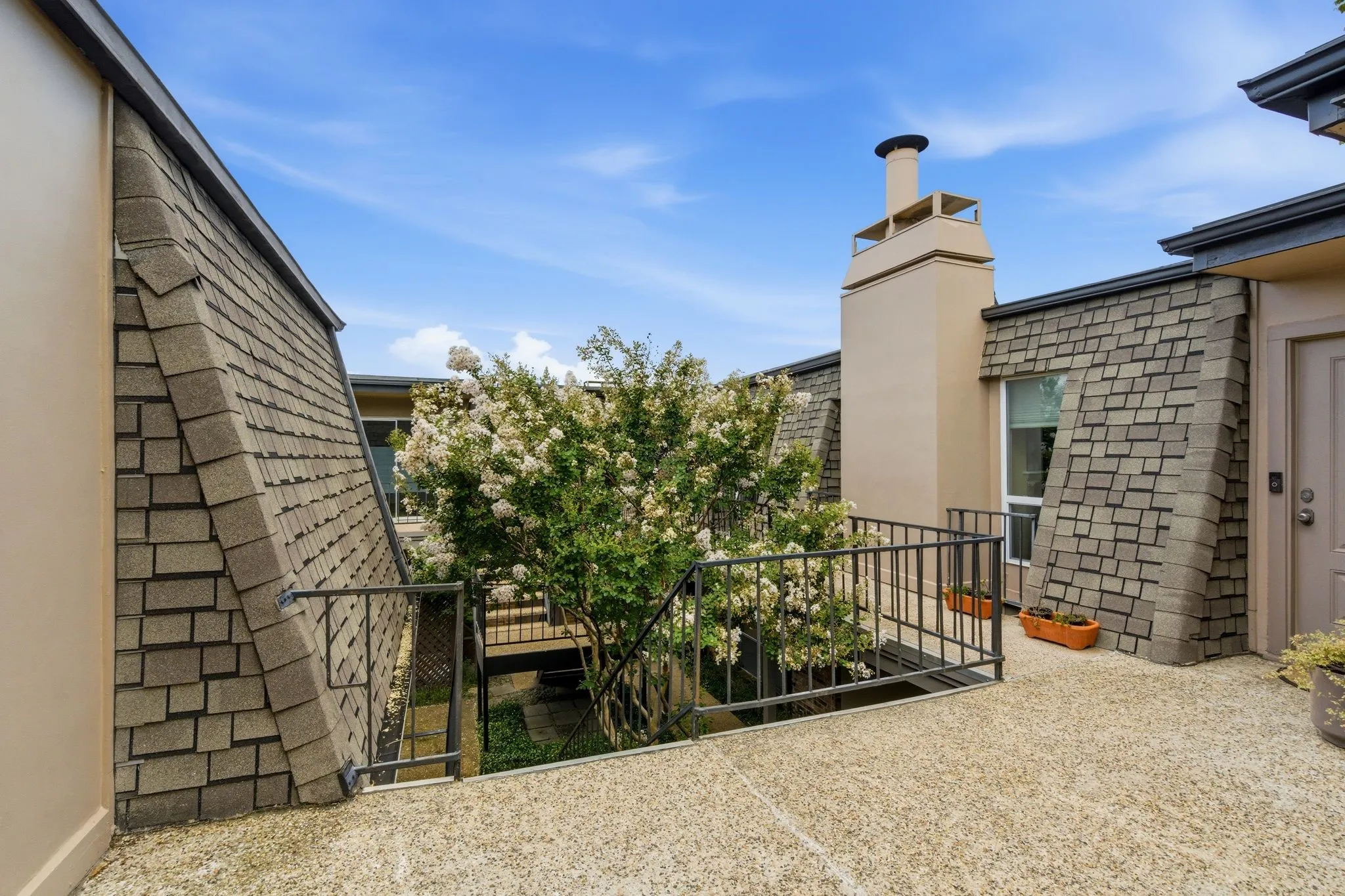 Condominium For Sale in Dallas County , 4112 Bowser Avenue 205, Dallas, Texas 75219, 2 Bedroom, 2 Bathroom, Garage spaces, 961 Sqft, built in 1968, mls#21290666, Real Estate Agent in Dallas, Homes For Sale in Dallas county, Homes For Sale in Dallas, Realtor in Dallas Texas, Real Estate Brokerage Independent Realty Texas, Luminita Cordes Realtor