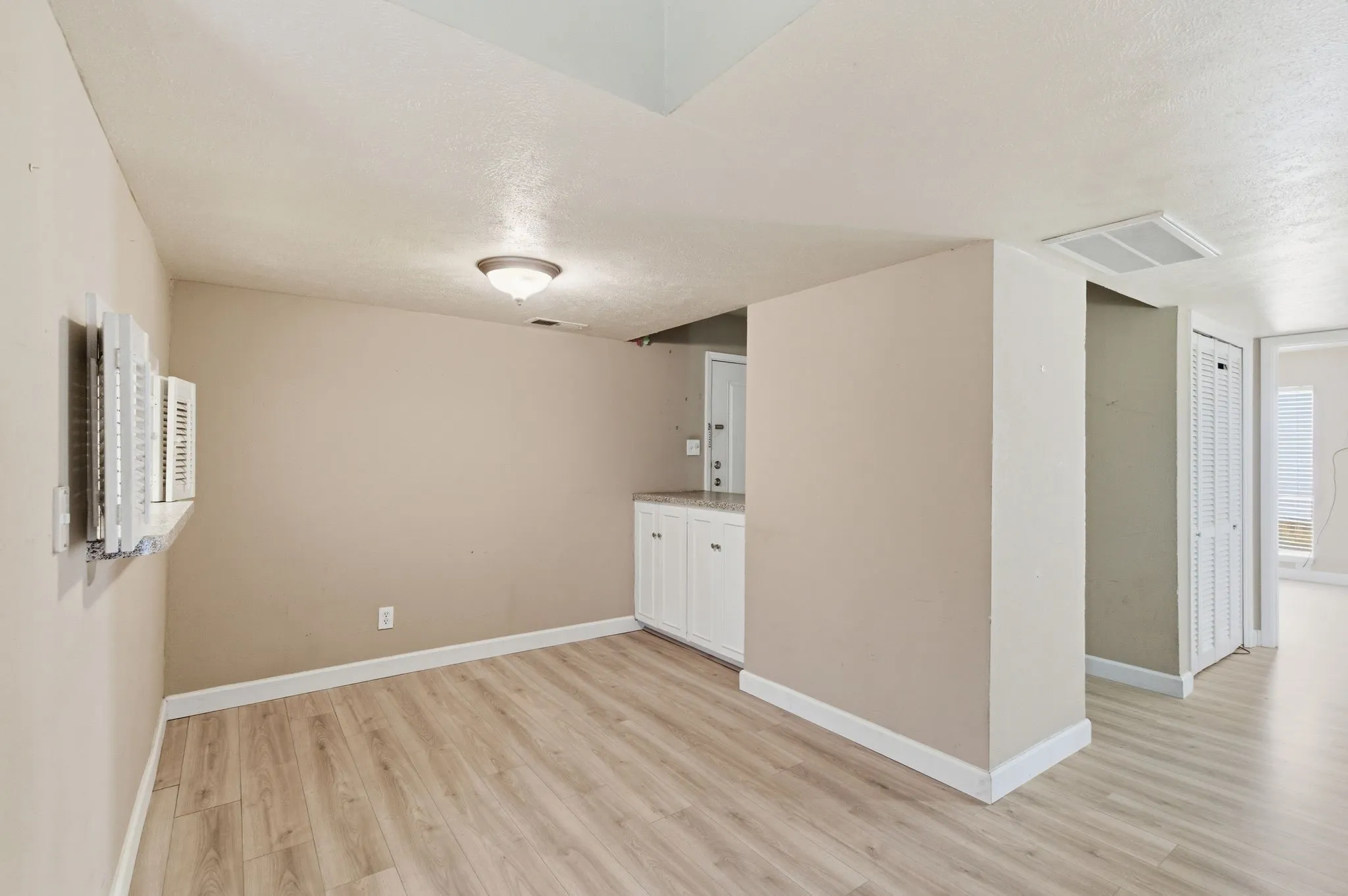 Condominium For Sale in Dallas County , 4112 Bowser Avenue 205, Dallas, Texas 75219, 2 Bedroom, 2 Bathroom, Garage spaces, 961 Sqft, built in 1968, mls#21290666, Real Estate Agent in Dallas, Homes For Sale in Dallas county, Homes For Sale in Dallas, Realtor in Dallas Texas, Real Estate Brokerage Independent Realty Texas, Luminita Cordes Realtor