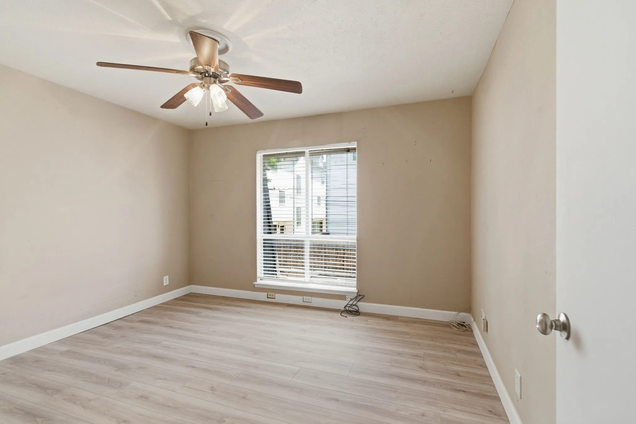 Condominium For Sale in Dallas County , 4112 Bowser Avenue 205, Dallas, Texas 75219, 2 Bedroom, 2 Bathroom, Garage spaces, 961 Sqft, built in 1968, mls#21290666, Real Estate Agent in Dallas, Homes For Sale in Dallas county, Homes For Sale in Dallas, Realtor in Dallas Texas, Real Estate Brokerage Independent Realty Texas, Luminita Cordes Realtor