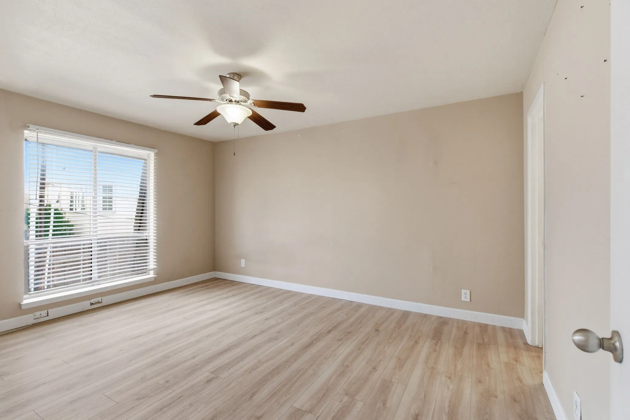 Condominium For Sale in Dallas County , 4112 Bowser Avenue 205, Dallas, Texas 75219, 2 Bedroom, 2 Bathroom, Garage spaces, 961 Sqft, built in 1968, mls#21290666, Real Estate Agent in Dallas, Homes For Sale in Dallas county, Homes For Sale in Dallas, Realtor in Dallas Texas, Real Estate Brokerage Independent Realty Texas, Luminita Cordes Realtor