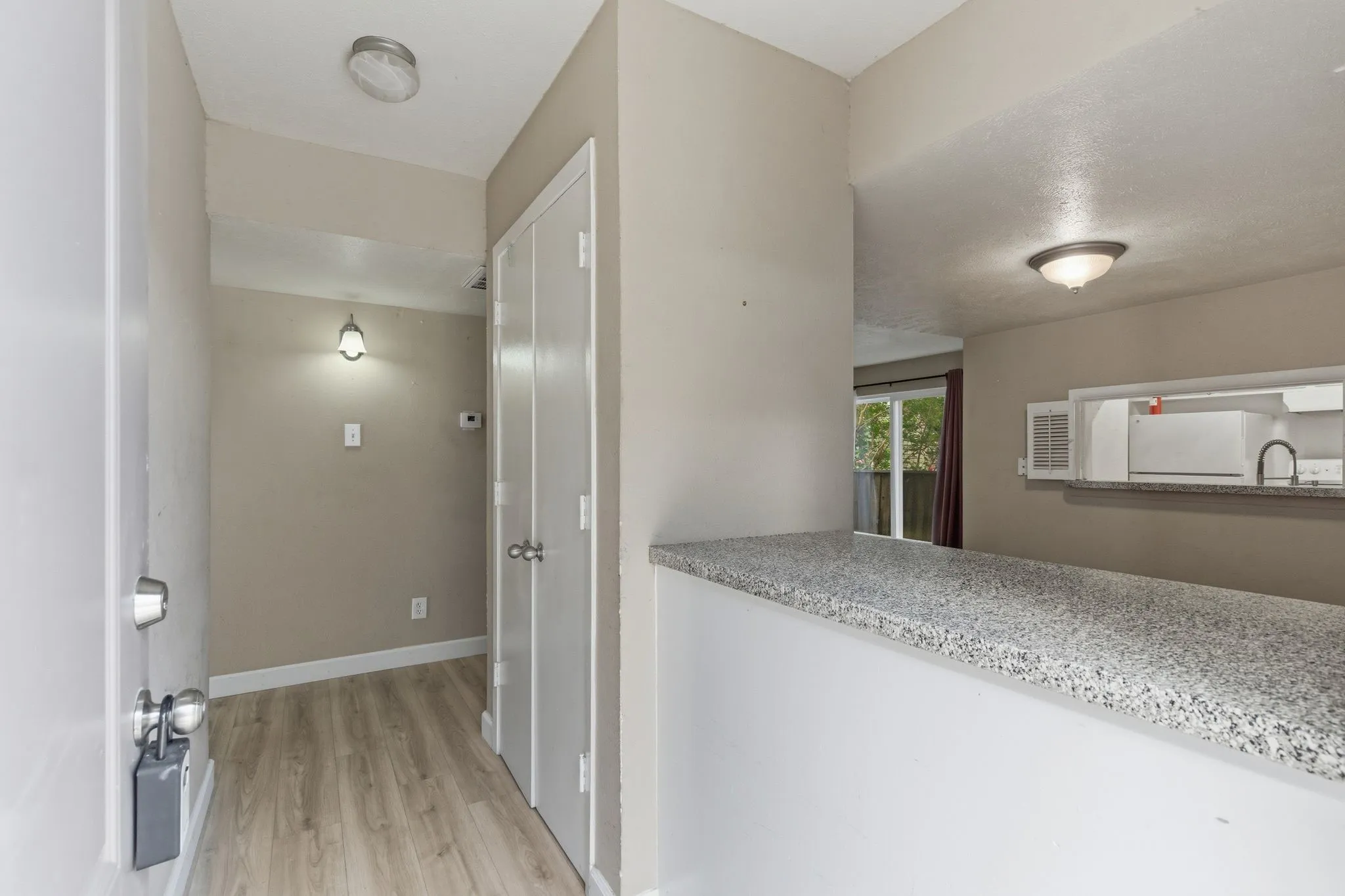 Condominium For Sale in Dallas County , 4112 Bowser Avenue 205, Dallas, Texas 75219, 2 Bedroom, 2 Bathroom, Garage spaces, 961 Sqft, built in 1968, mls#21290666, Real Estate Agent in Dallas, Homes For Sale in Dallas county, Homes For Sale in Dallas, Realtor in Dallas Texas, Real Estate Brokerage Independent Realty Texas, Luminita Cordes Realtor