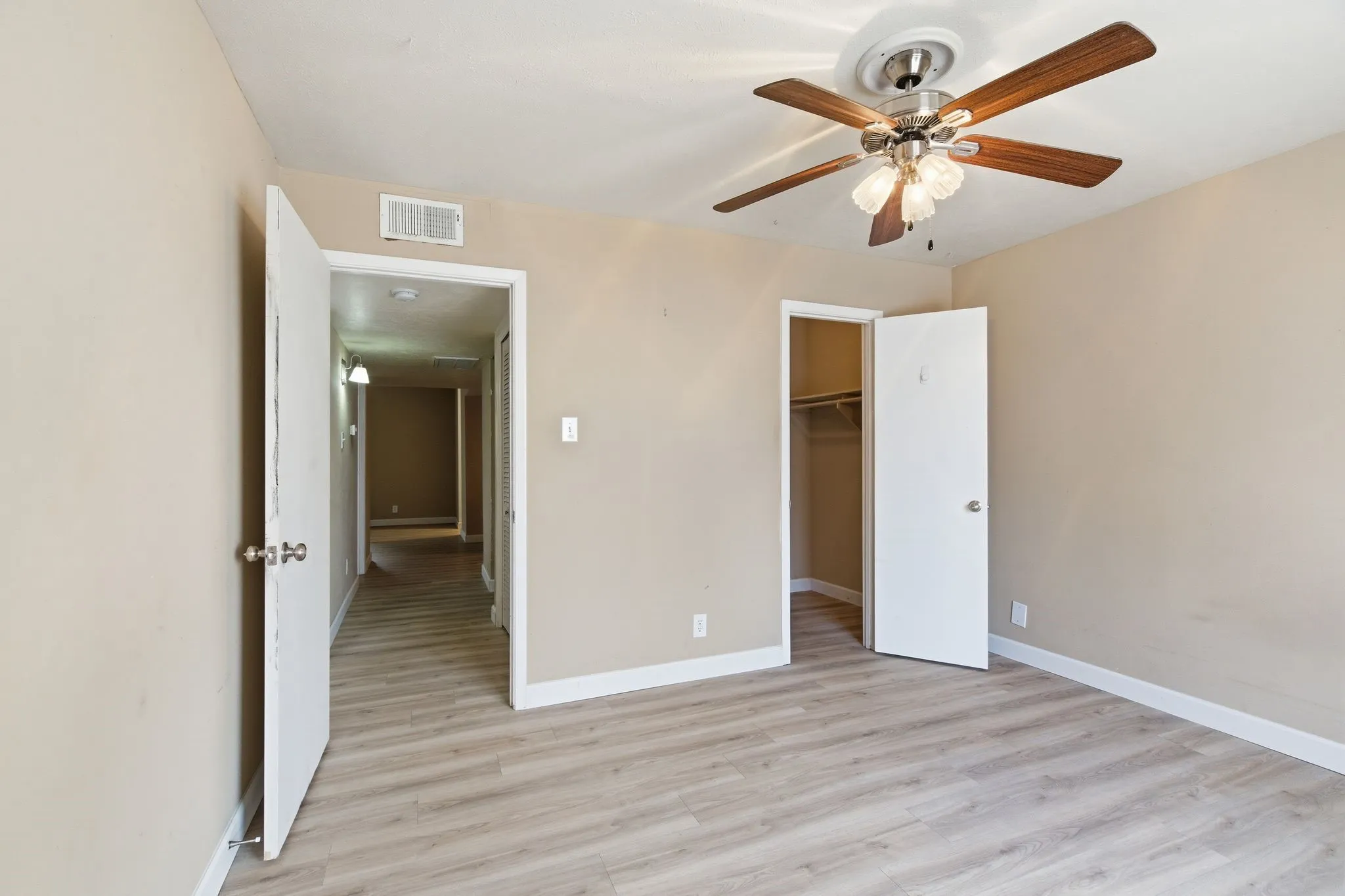 Condominium For Sale in Dallas County , 4112 Bowser Avenue 205, Dallas, Texas 75219, 2 Bedroom, 2 Bathroom, Garage spaces, 961 Sqft, built in 1968, mls#21290666, Real Estate Agent in Dallas, Homes For Sale in Dallas county, Homes For Sale in Dallas, Realtor in Dallas Texas, Real Estate Brokerage Independent Realty Texas, Luminita Cordes Realtor