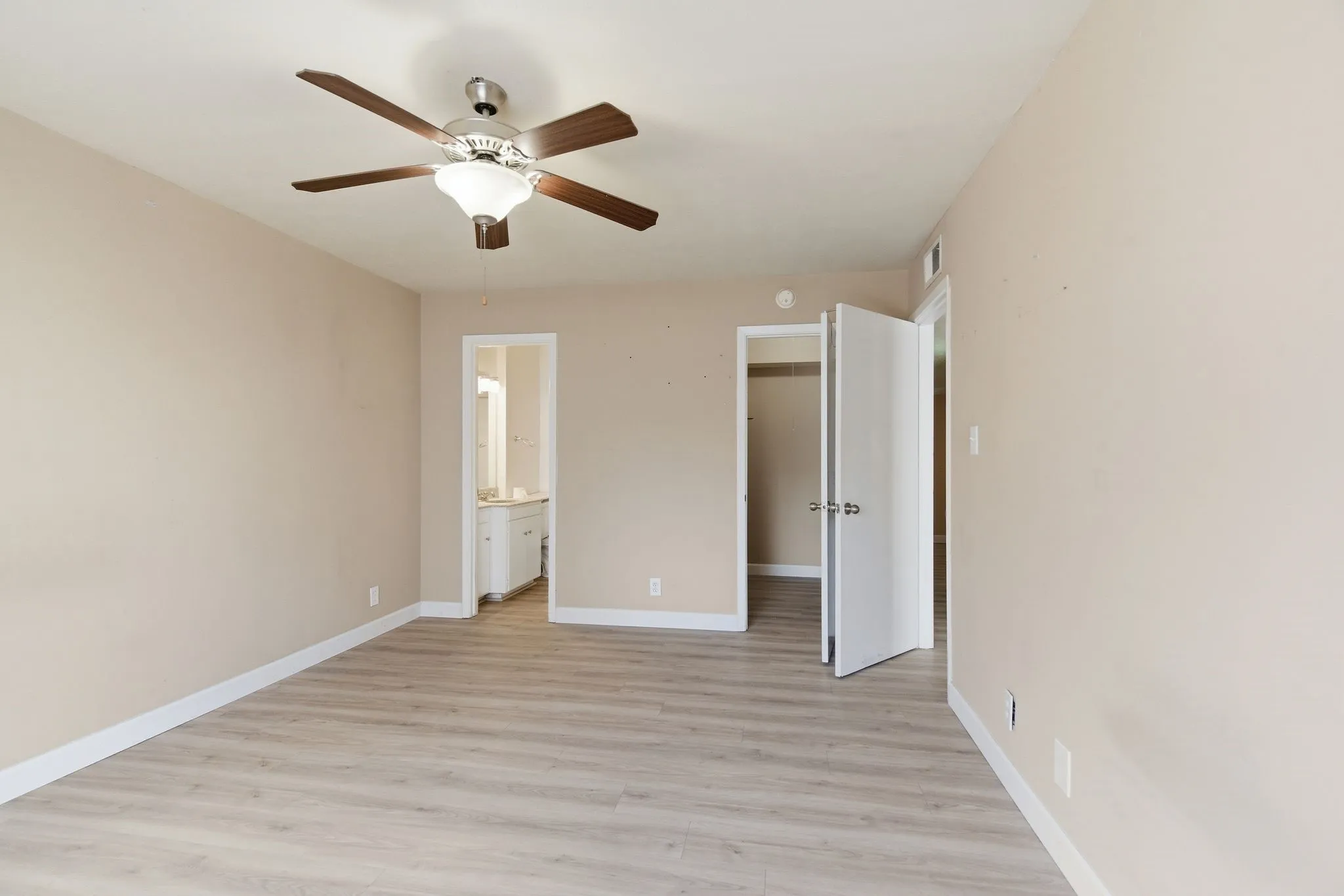 Condominium For Sale in Dallas County , 4112 Bowser Avenue 205, Dallas, Texas 75219, 2 Bedroom, 2 Bathroom, Garage spaces, 961 Sqft, built in 1968, mls#21290666, Real Estate Agent in Dallas, Homes For Sale in Dallas county, Homes For Sale in Dallas, Realtor in Dallas Texas, Real Estate Brokerage Independent Realty Texas, Luminita Cordes Realtor