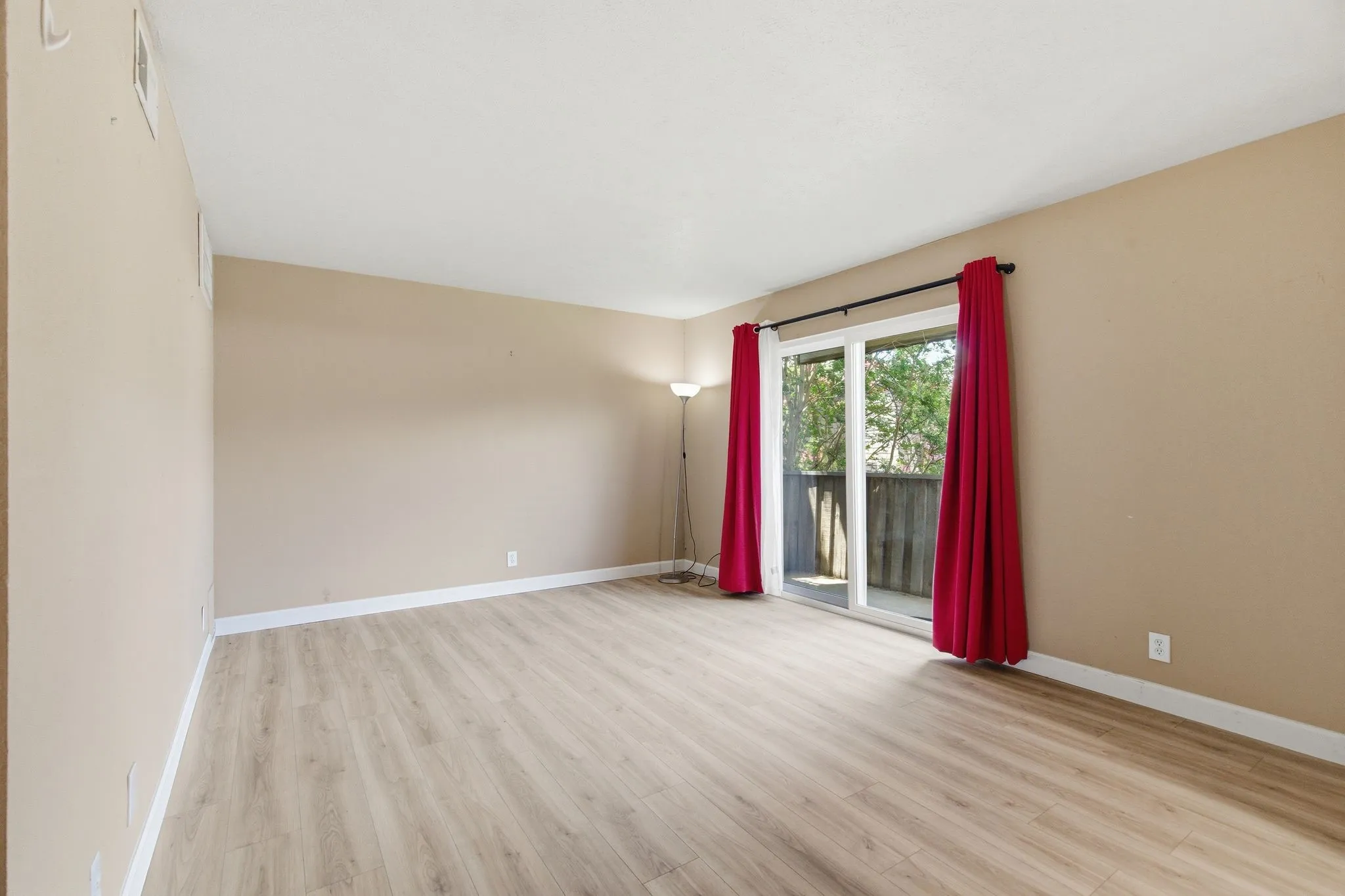 Condominium For Sale in Dallas County , 4112 Bowser Avenue 205, Dallas, Texas 75219, 2 Bedroom, 2 Bathroom, Garage spaces, 961 Sqft, built in 1968, mls#21290666, Real Estate Agent in Dallas, Homes For Sale in Dallas county, Homes For Sale in Dallas, Realtor in Dallas Texas, Real Estate Brokerage Independent Realty Texas, Luminita Cordes Realtor