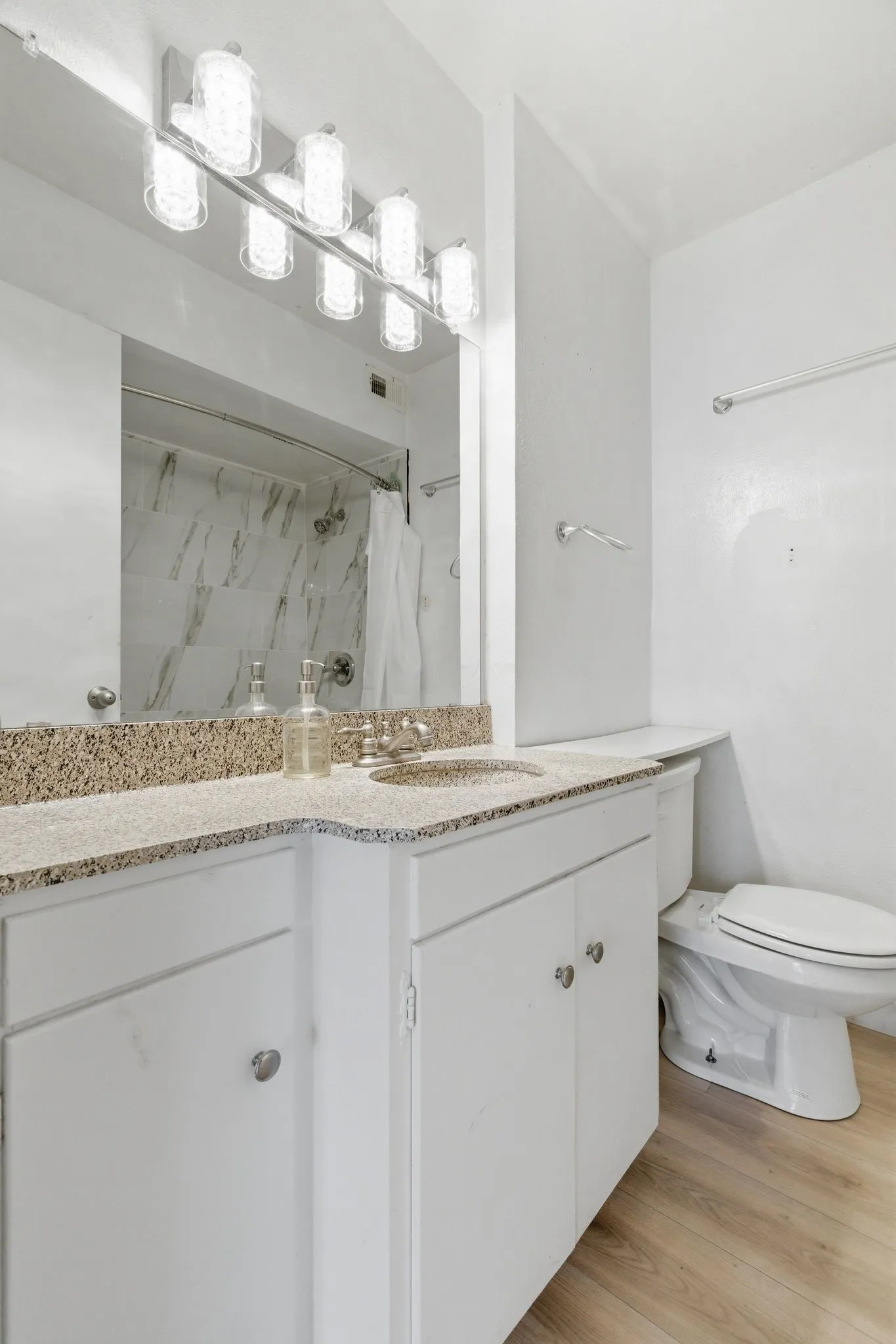 Condominium For Sale in Dallas County , 4112 Bowser Avenue 205, Dallas, Texas 75219, 2 Bedroom, 2 Bathroom, Garage spaces, 961 Sqft, built in 1968, mls#21290666, Real Estate Agent in Dallas, Homes For Sale in Dallas county, Homes For Sale in Dallas, Realtor in Dallas Texas, Real Estate Brokerage Independent Realty Texas, Luminita Cordes Realtor