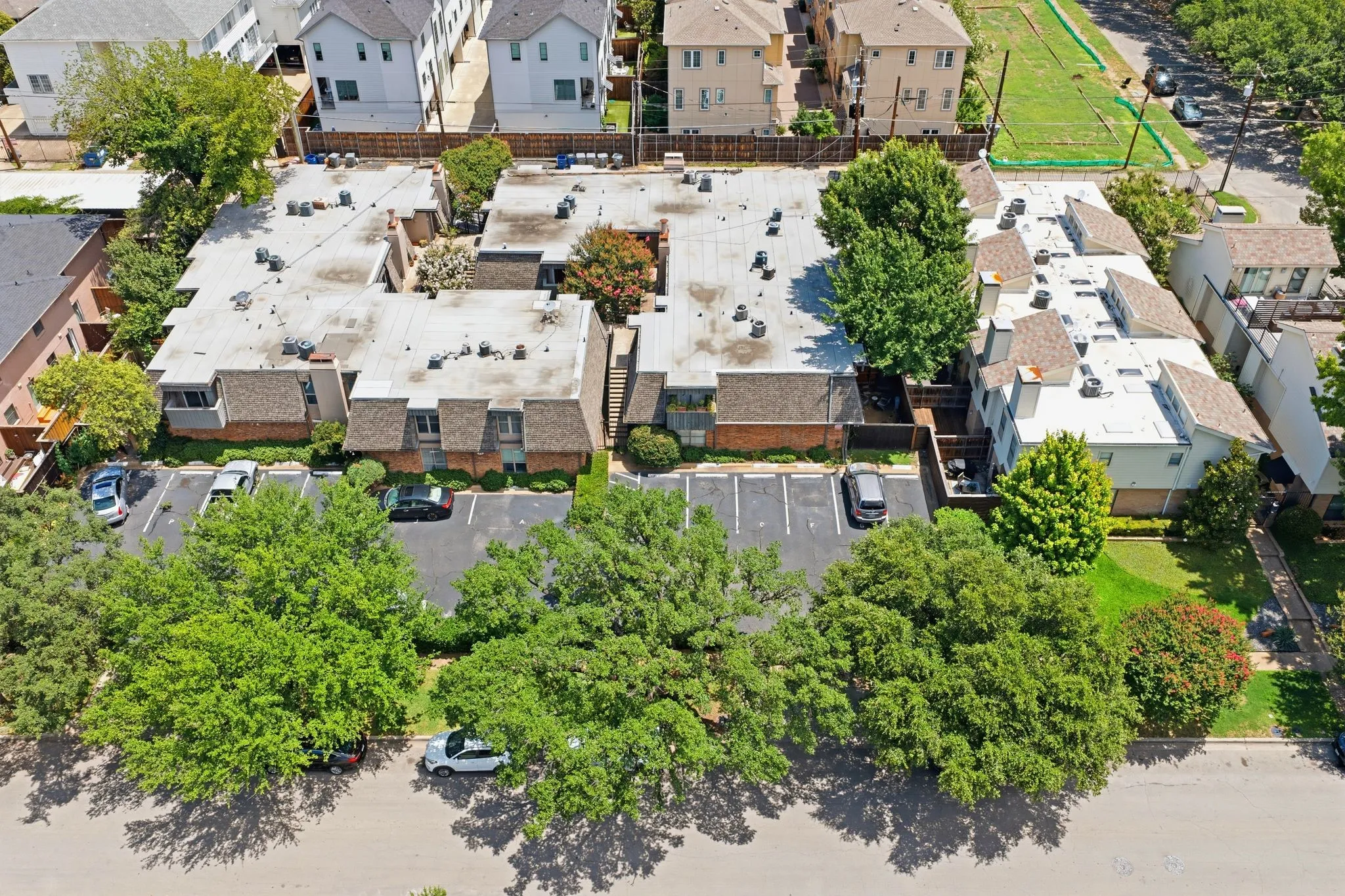Condominium For Sale in Dallas County , 4112 Bowser Avenue 205, Dallas, Texas 75219, 2 Bedroom, 2 Bathroom, Garage spaces, 961 Sqft, built in 1968, mls#21290666, Real Estate Agent in Dallas, Homes For Sale in Dallas county, Homes For Sale in Dallas, Realtor in Dallas Texas, Real Estate Brokerage Independent Realty Texas, Luminita Cordes Realtor