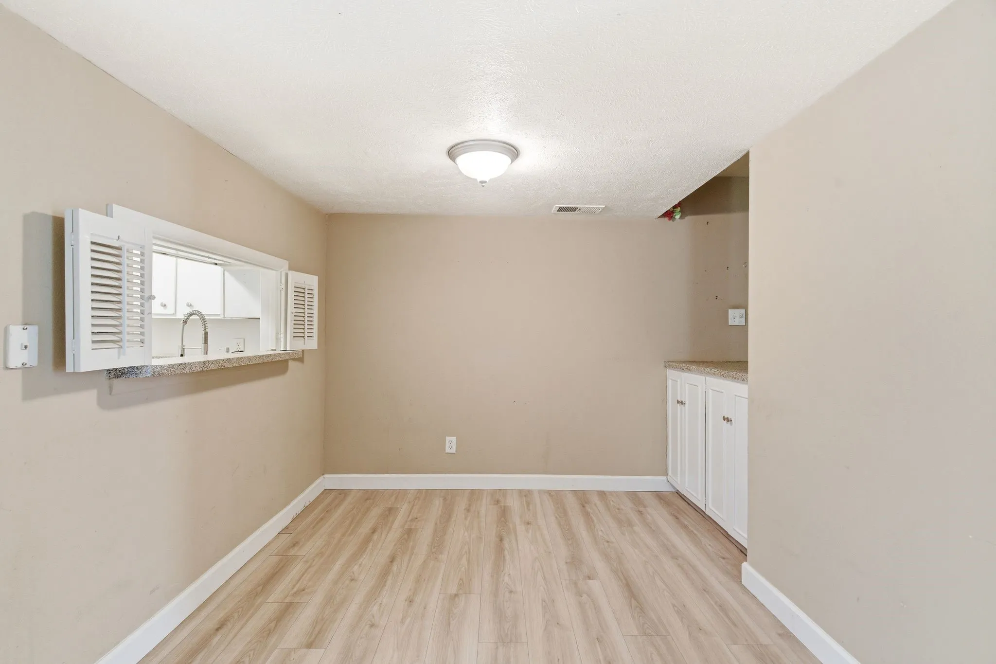 Condominium For Sale in Dallas County , 4112 Bowser Avenue 205, Dallas, Texas 75219, 2 Bedroom, 2 Bathroom, Garage spaces, 961 Sqft, built in 1968, mls#21290666, Real Estate Agent in Dallas, Homes For Sale in Dallas county, Homes For Sale in Dallas, Realtor in Dallas Texas, Real Estate Brokerage Independent Realty Texas, Luminita Cordes Realtor