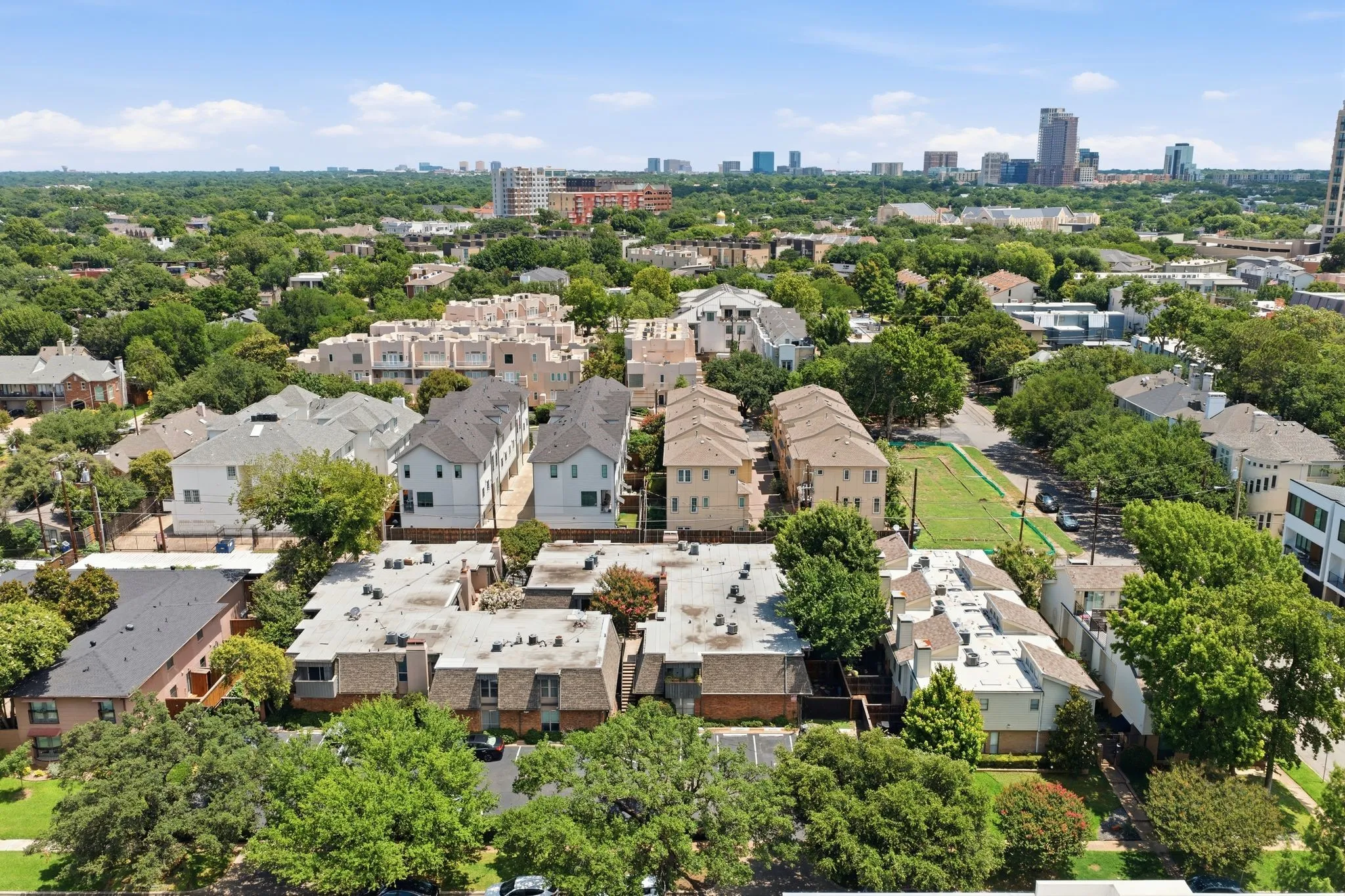 Condominium For Sale in Dallas County , 4112 Bowser Avenue 205, Dallas, Texas 75219, 2 Bedroom, 2 Bathroom, Garage spaces, 961 Sqft, built in 1968, mls#21290666, Real Estate Agent in Dallas, Homes For Sale in Dallas county, Homes For Sale in Dallas, Realtor in Dallas Texas, Real Estate Brokerage Independent Realty Texas, Luminita Cordes Realtor