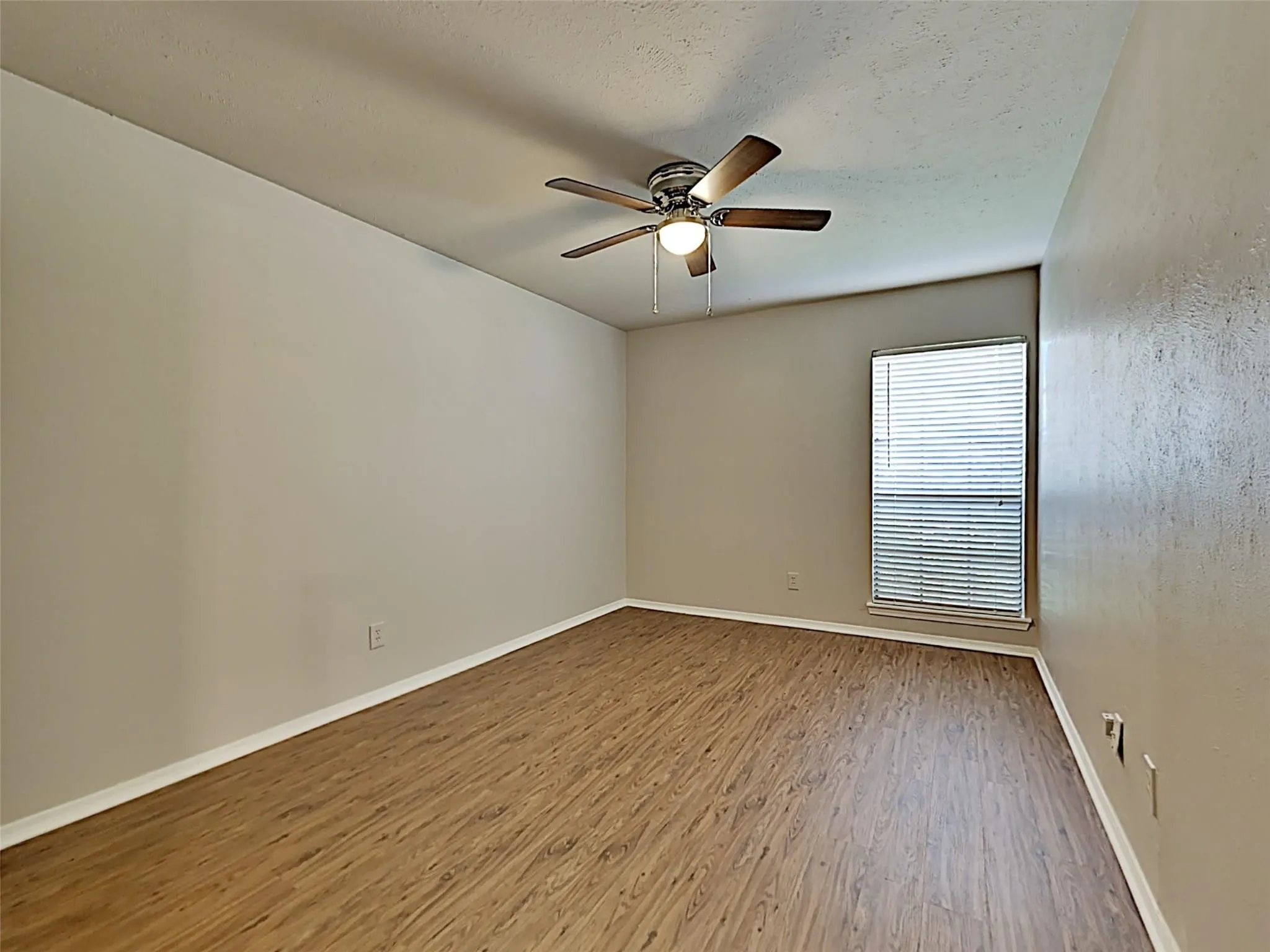 Single Family Residence For Rent in Denton County , 2821 Carnaby Lane, Flower Mound, Texas 75028, 3 Bedrooms, 2 Bathrooms, 2 Garage spaces, 1,790 Sqft, built in 1983, Price $2,395, mls#21290667, Real Estate Agent in Flower Mound, Homes For Rent in Denton county, Homes For Rent in Flower Mound, Realtor in Flower Mound Texas, Real Estate Brokerage Independent Realty Texas, Luminita Cordes Realtor