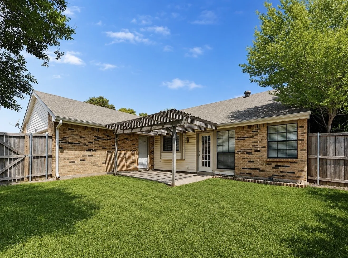 Single Family Residence For Rent in Denton County , 2821 Carnaby Lane, Flower Mound, Texas 75028, 3 Bedrooms, 2 Bathrooms, 2 Garage spaces, 1,790 Sqft, built in 1983, Price $2,395, mls#21290667, Real Estate Agent in Flower Mound, Homes For Rent in Denton county, Homes For Rent in Flower Mound, Realtor in Flower Mound Texas, Real Estate Brokerage Independent Realty Texas, Luminita Cordes Realtor