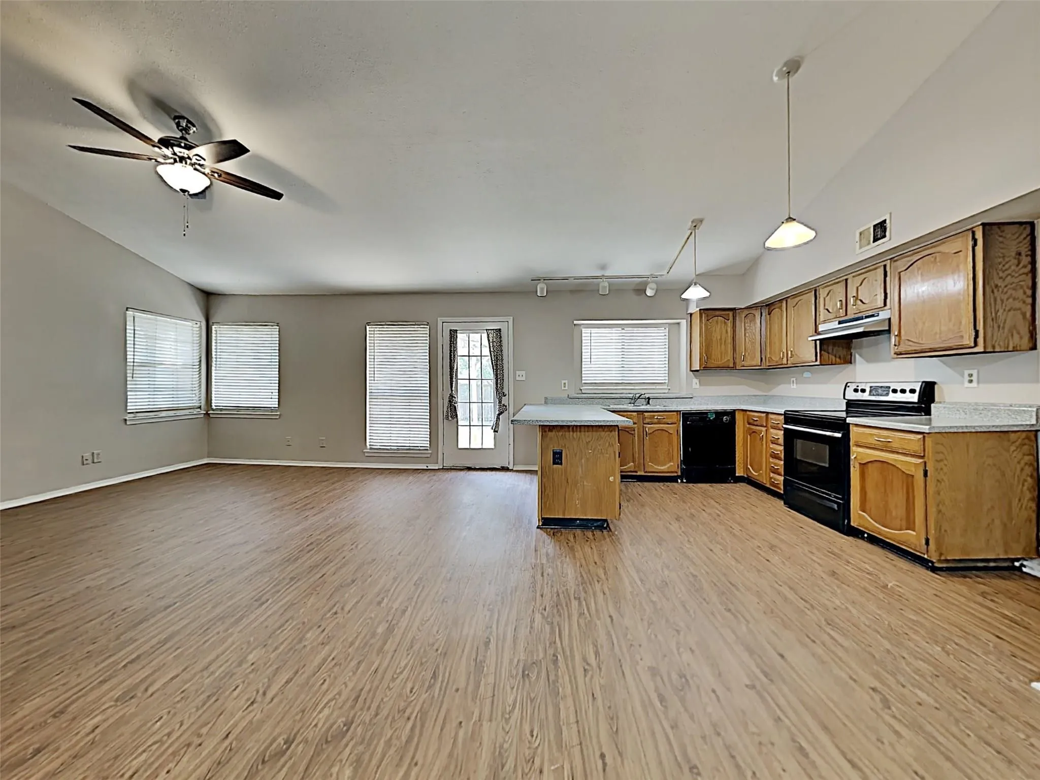 Single Family Residence For Rent in Denton County , 2821 Carnaby Lane, Flower Mound, Texas 75028, 3 Bedrooms, 2 Bathrooms, 2 Garage spaces, 1,790 Sqft, built in 1983, Price $2,395, mls#21290667, Real Estate Agent in Flower Mound, Homes For Rent in Denton county, Homes For Rent in Flower Mound, Realtor in Flower Mound Texas, Real Estate Brokerage Independent Realty Texas, Luminita Cordes Realtor