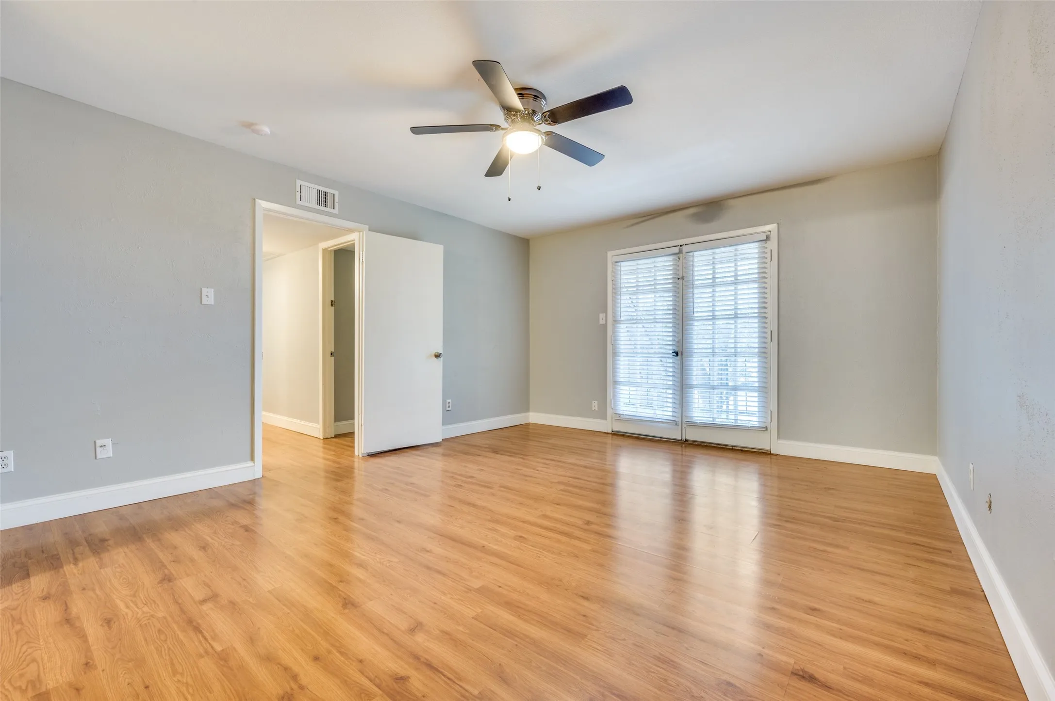 Condominium For Sale in Dallas County , 8560 Park Lane 75, Dallas, Texas 75231, 2 Bedroom, 3 Bathroom, 2 Garage spaces, 1,299 Sqft, built in 1974, mls#21290670, Real Estate Agent in Dallas, Homes For Sale in Dallas county, Homes For Sale in Dallas, Realtor in Dallas Texas, Real Estate Brokerage Independent Realty Texas, Luminita Cordes Realtor