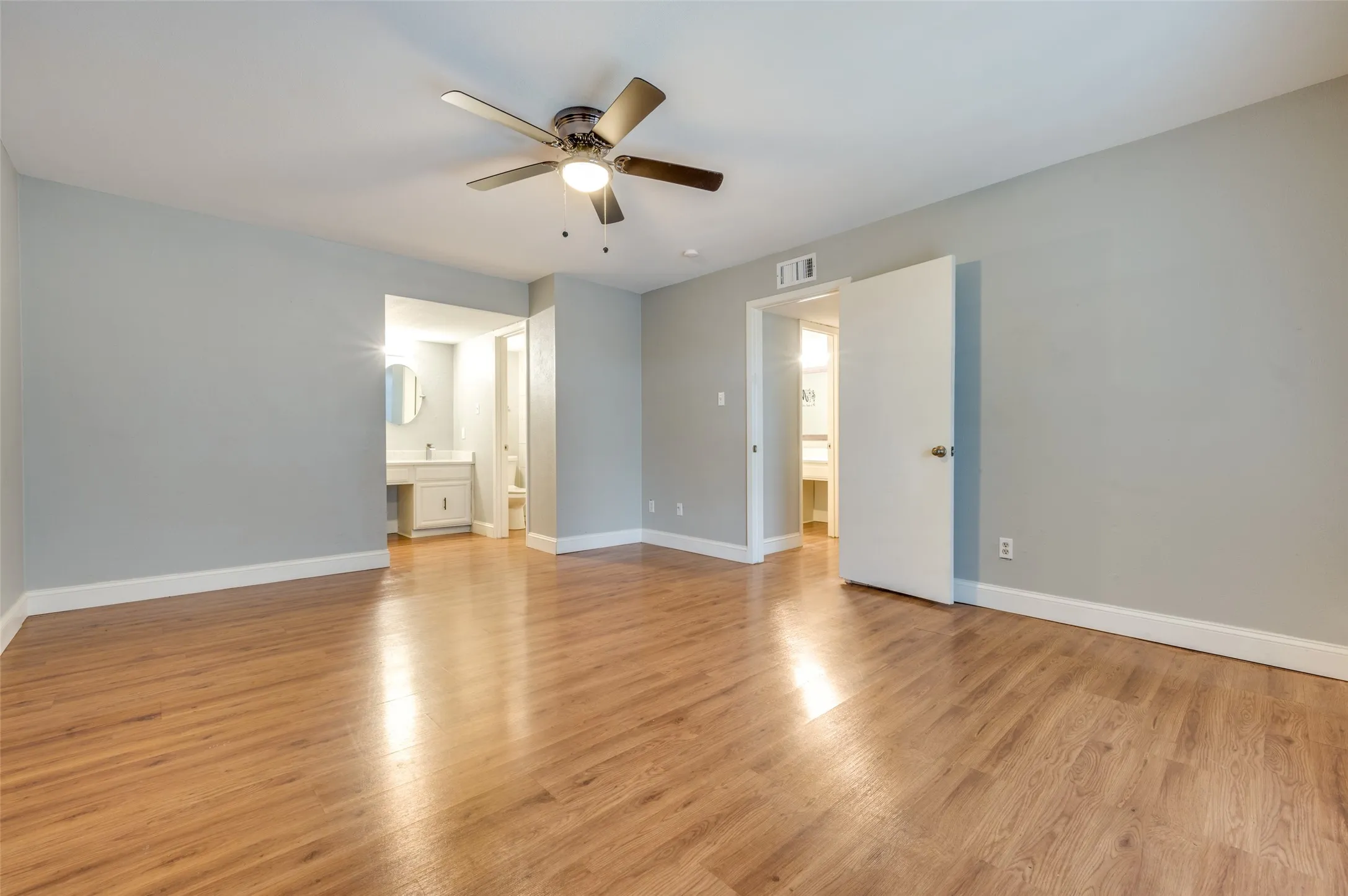 Condominium For Sale in Dallas County , 8560 Park Lane 75, Dallas, Texas 75231, 2 Bedroom, 3 Bathroom, 2 Garage spaces, 1,299 Sqft, built in 1974, mls#21290670, Real Estate Agent in Dallas, Homes For Sale in Dallas county, Homes For Sale in Dallas, Realtor in Dallas Texas, Real Estate Brokerage Independent Realty Texas, Luminita Cordes Realtor