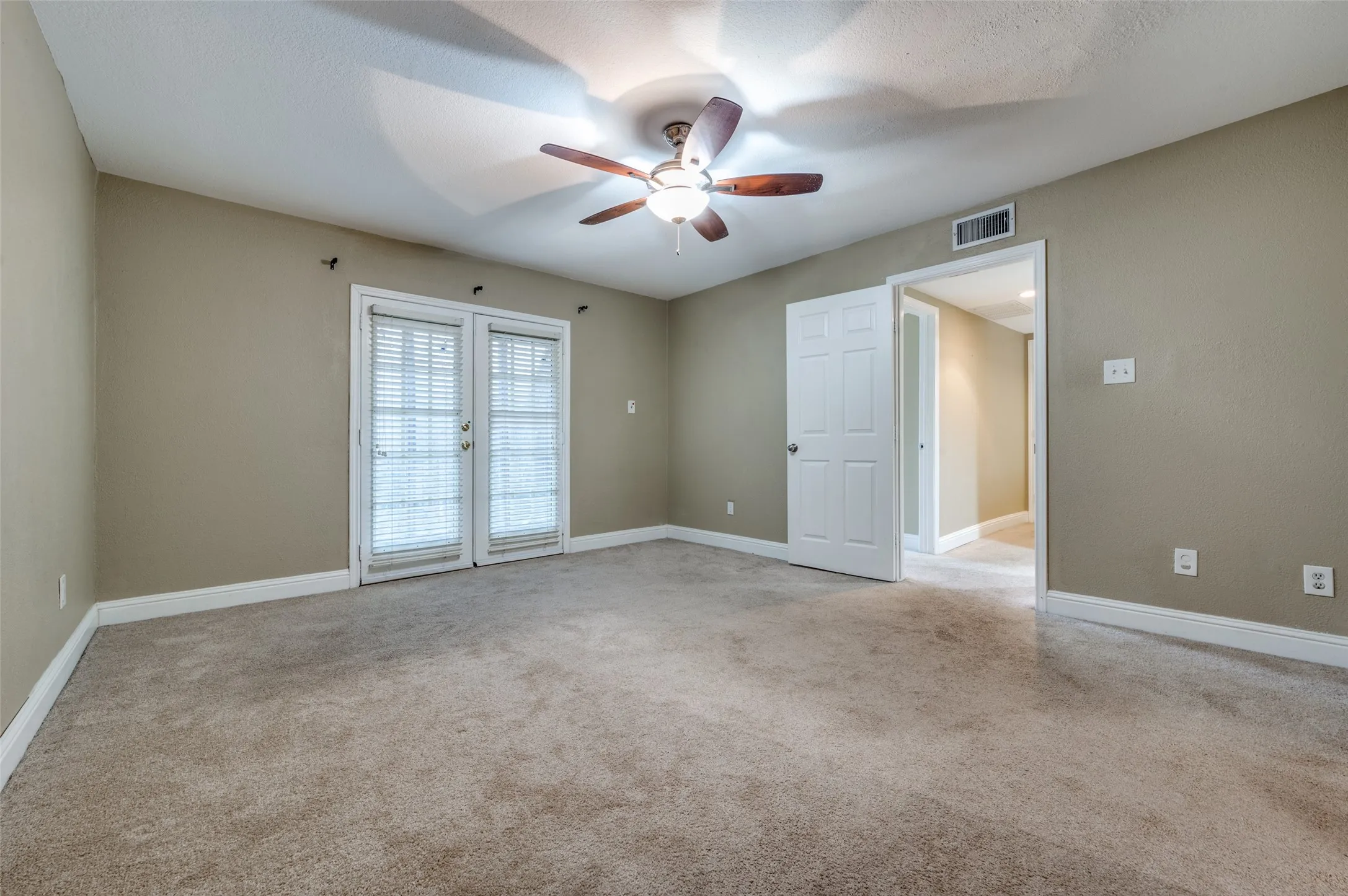 Condominium For Sale in Dallas County , 8560 Park Lane 75, Dallas, Texas 75231, 2 Bedroom, 3 Bathroom, 2 Garage spaces, 1,299 Sqft, built in 1974, mls#21290670, Real Estate Agent in Dallas, Homes For Sale in Dallas county, Homes For Sale in Dallas, Realtor in Dallas Texas, Real Estate Brokerage Independent Realty Texas, Luminita Cordes Realtor