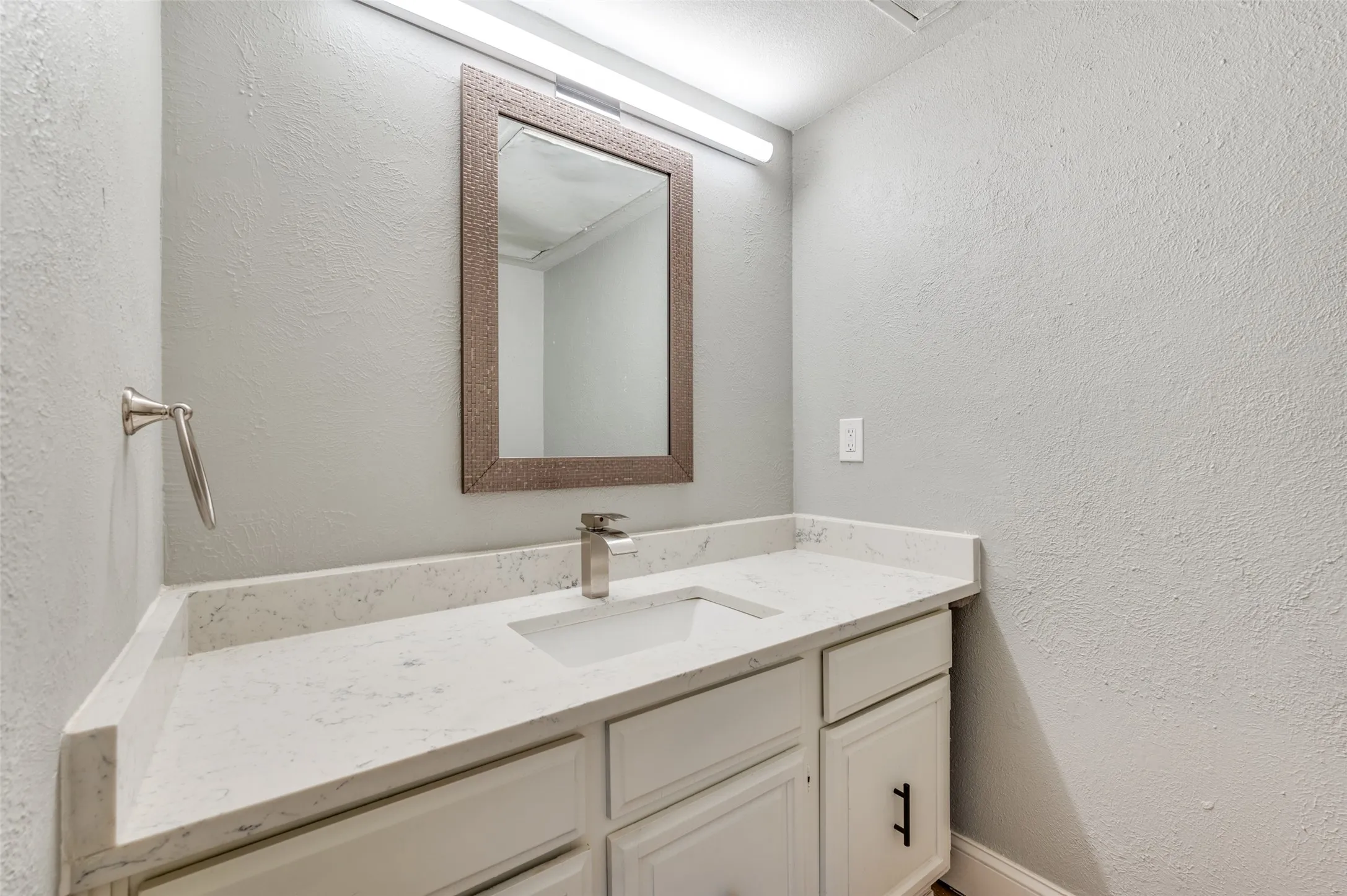 Condominium For Sale in Dallas County , 8560 Park Lane 75, Dallas, Texas 75231, 2 Bedroom, 3 Bathroom, 2 Garage spaces, 1,299 Sqft, built in 1974, mls#21290670, Real Estate Agent in Dallas, Homes For Sale in Dallas county, Homes For Sale in Dallas, Realtor in Dallas Texas, Real Estate Brokerage Independent Realty Texas, Luminita Cordes Realtor