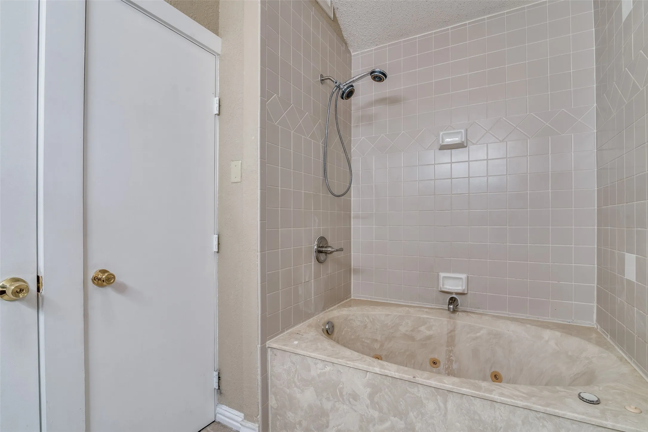 Duplex For Rent in Dallas County , 4803 Clover Haven Street, Dallas, Texas 75227, 3 Bedrooms, 2 Bathrooms, 2 Garage spaces, 1,151 Sqft, built in 1986, Price $1,805, mls#21290703, Real Estate Agent in Dallas, Homes For Rent in Dallas county, Homes For Rent in Dallas, Realtor in Dallas Texas, Real Estate Brokerage Independent Realty Texas, Luminita Cordes Realtor