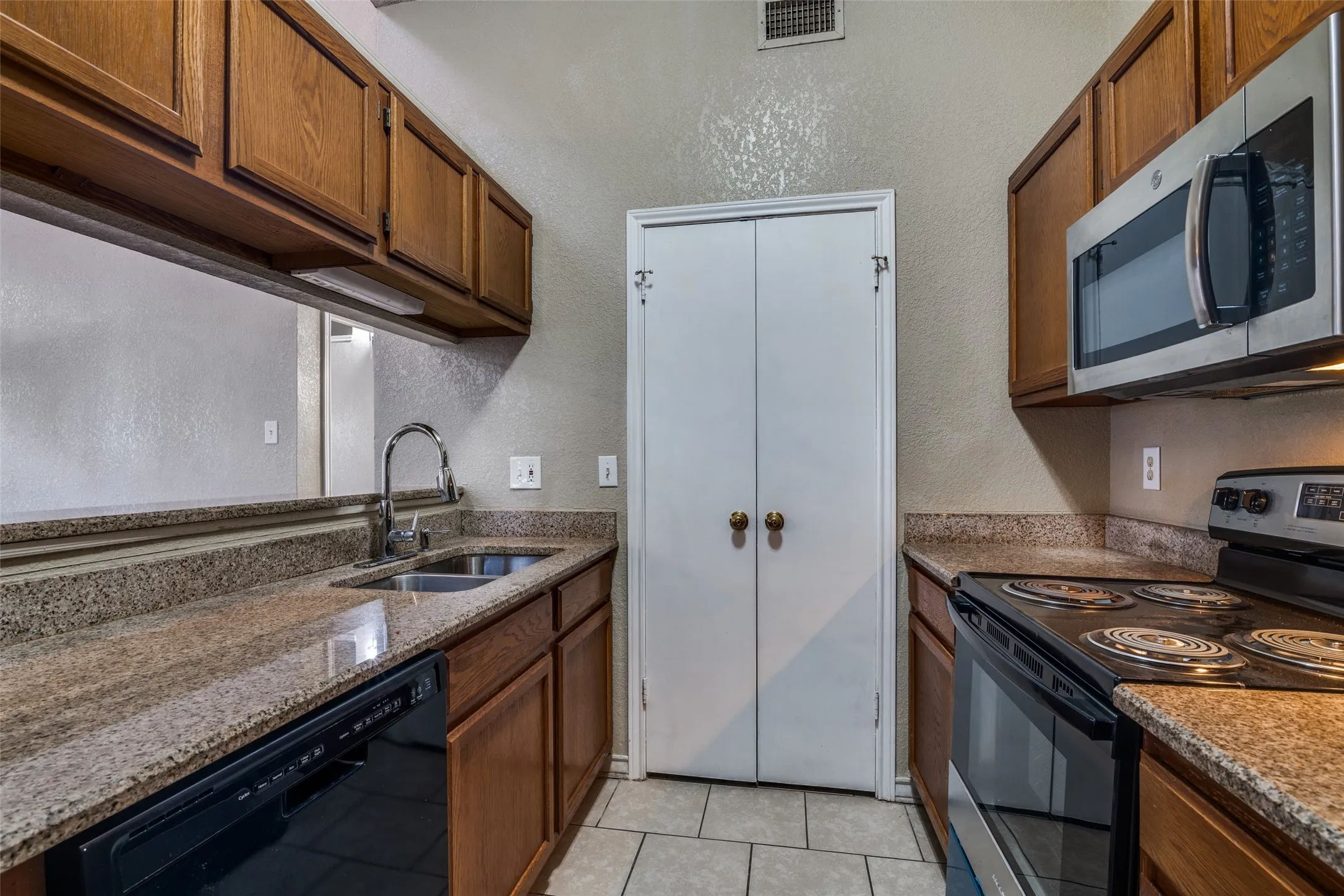 Duplex For Rent in Dallas County , 4803 Clover Haven Street, Dallas, Texas 75227, 3 Bedrooms, 2 Bathrooms, 2 Garage spaces, 1,151 Sqft, built in 1986, Price $1,805, mls#21290703, Real Estate Agent in Dallas, Homes For Rent in Dallas county, Homes For Rent in Dallas, Realtor in Dallas Texas, Real Estate Brokerage Independent Realty Texas, Luminita Cordes Realtor