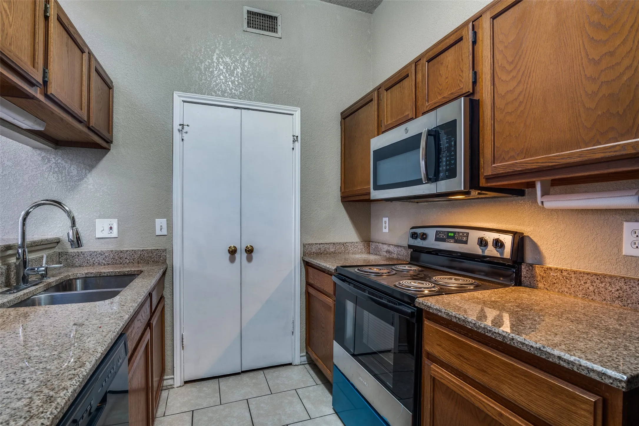 Duplex For Rent in Dallas County , 4803 Clover Haven Street, Dallas, Texas 75227, 3 Bedrooms, 2 Bathrooms, 2 Garage spaces, 1,151 Sqft, built in 1986, Price $1,805, mls#21290703, Real Estate Agent in Dallas, Homes For Rent in Dallas county, Homes For Rent in Dallas, Realtor in Dallas Texas, Real Estate Brokerage Independent Realty Texas, Luminita Cordes Realtor