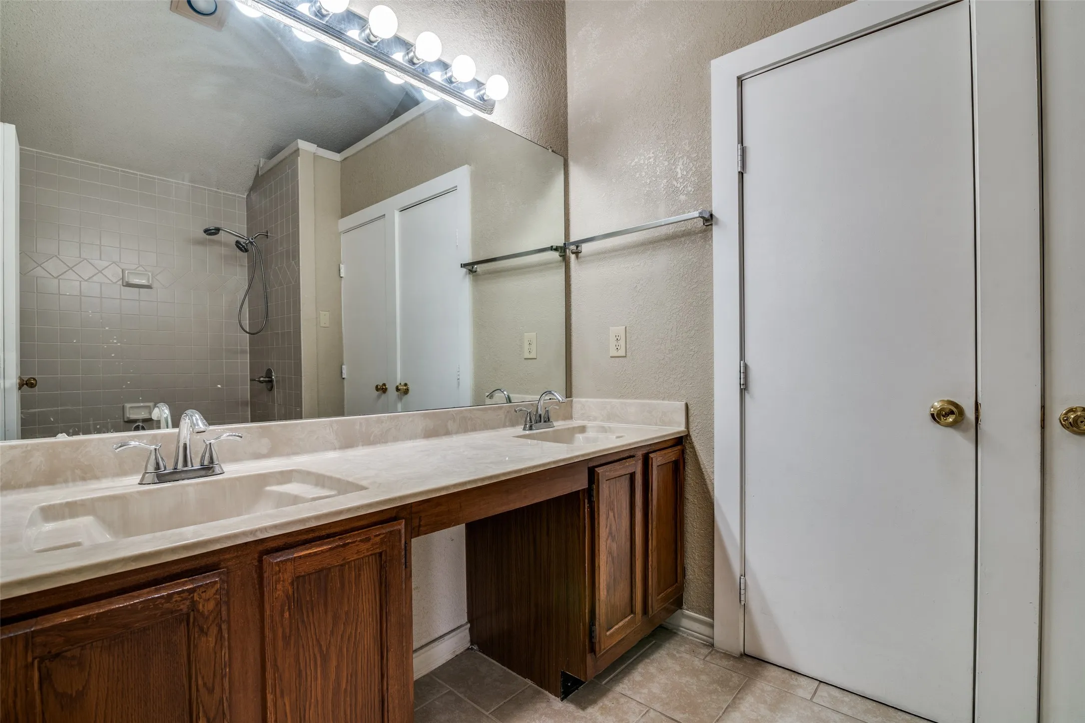 Duplex For Rent in Dallas County , 4803 Clover Haven Street, Dallas, Texas 75227, 3 Bedrooms, 2 Bathrooms, 2 Garage spaces, 1,151 Sqft, built in 1986, Price $1,805, mls#21290703, Real Estate Agent in Dallas, Homes For Rent in Dallas county, Homes For Rent in Dallas, Realtor in Dallas Texas, Real Estate Brokerage Independent Realty Texas, Luminita Cordes Realtor