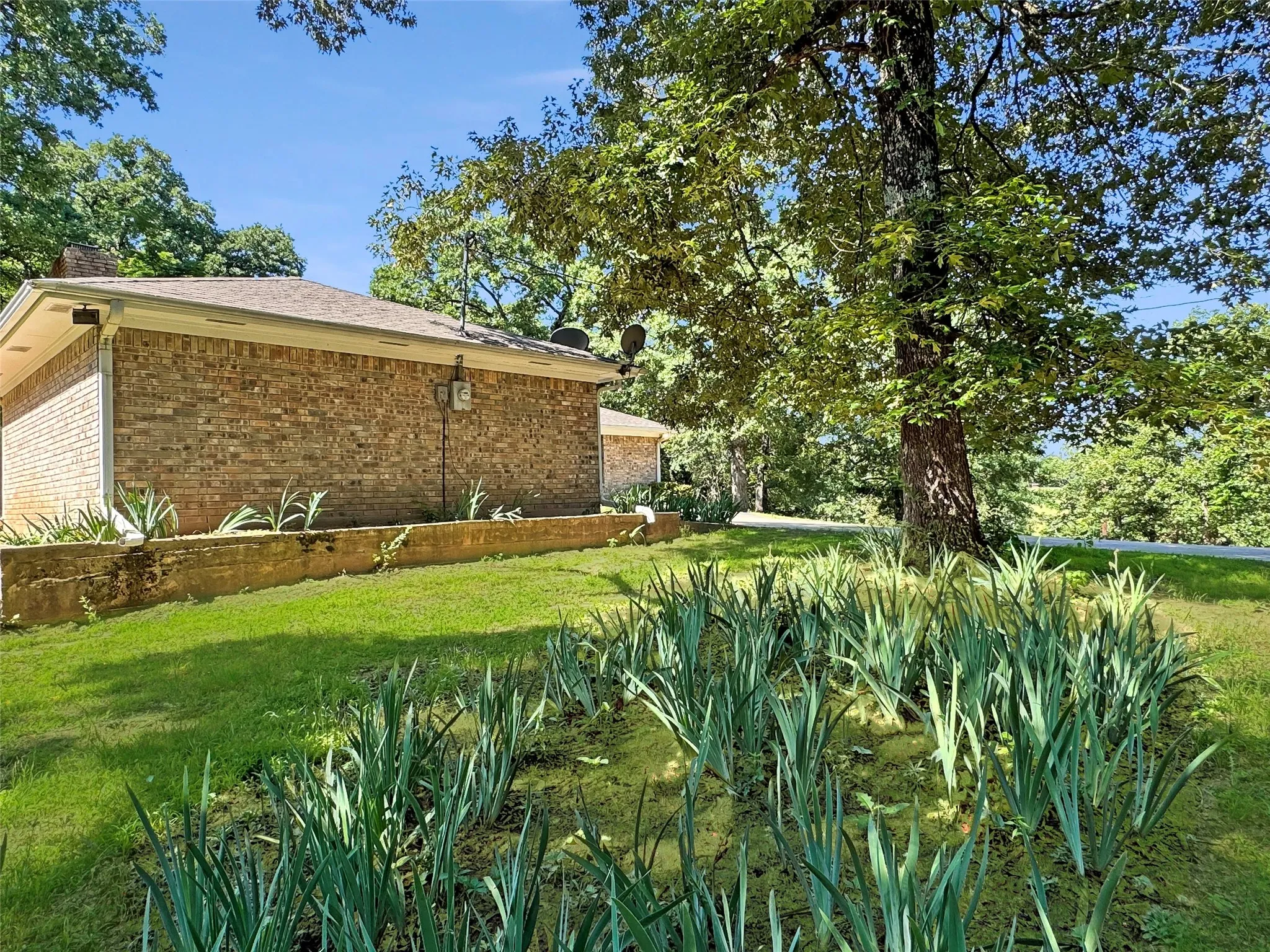 Single Family Residence For Sale in Lamar County , 3870 County Road 45080, Arthur City, Texas 75411, 3 Bedroom, 3 Bathroom, 2 Garage spaces, 1,600 Sqft, built in 2000, mls#21288665, Real Estate Agent in Arthur City, Homes For Sale in Lamar county, Homes For Sale in Arthur City, Realtor in Arthur City Texas, Real Estate Brokerage Independent Realty Texas, Luminita Cordes Realtor