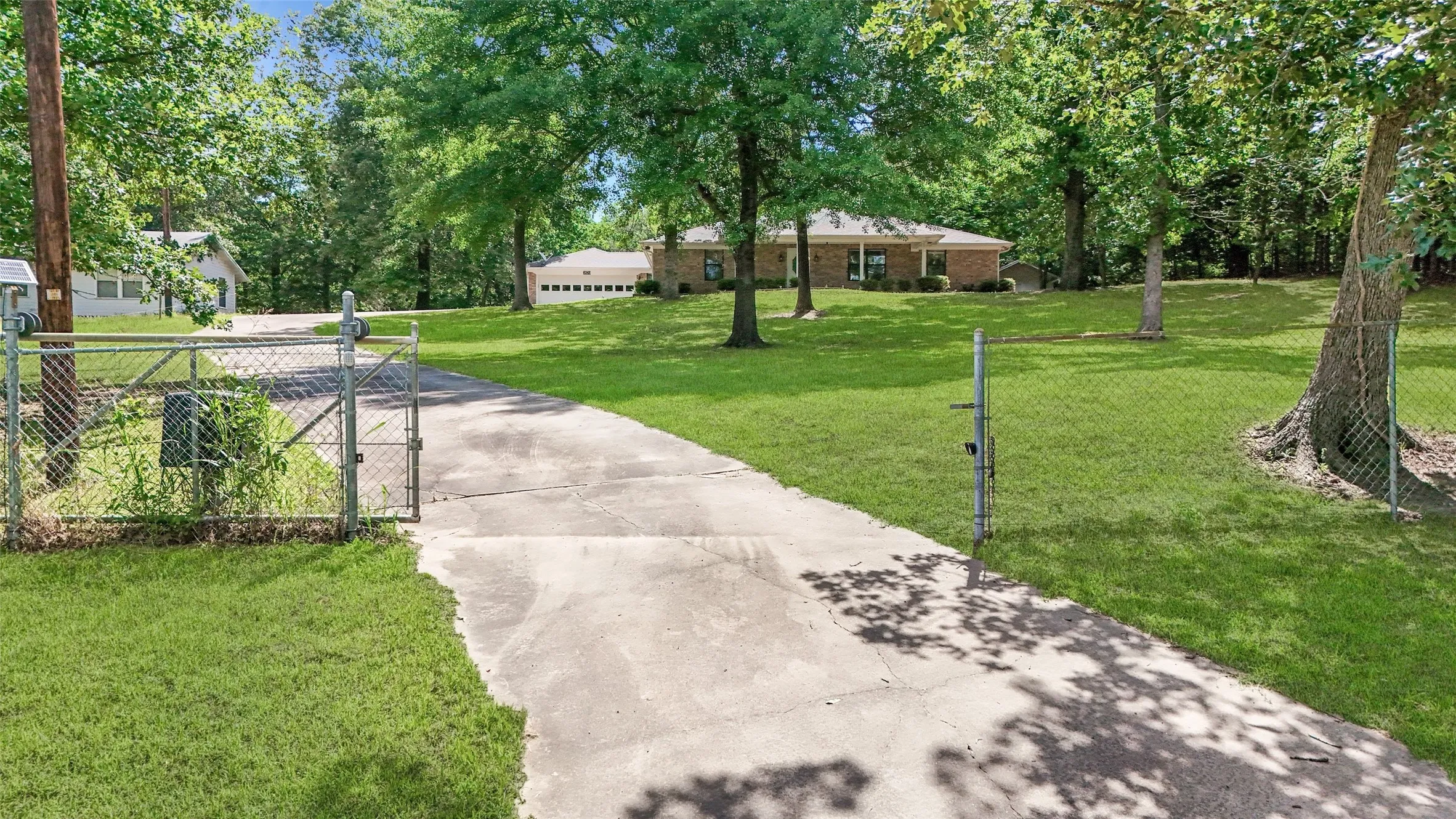 Single Family Residence For Sale in Lamar County , 3870 County Road 45080, Arthur City, Texas 75411, 3 Bedroom, 3 Bathroom, 2 Garage spaces, 1,600 Sqft, built in 2000, mls#21288665, Real Estate Agent in Arthur City, Homes For Sale in Lamar county, Homes For Sale in Arthur City, Realtor in Arthur City Texas, Real Estate Brokerage Independent Realty Texas, Luminita Cordes Realtor