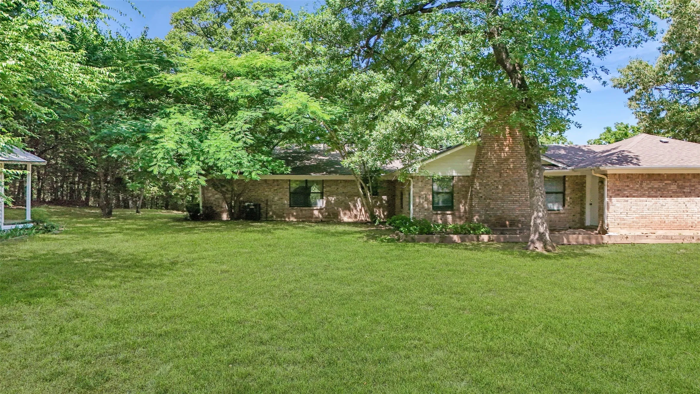 Single Family Residence For Sale in Lamar County , 3870 County Road 45080, Arthur City, Texas 75411, 3 Bedroom, 3 Bathroom, 2 Garage spaces, 1,600 Sqft, built in 2000, mls#21288665, Real Estate Agent in Arthur City, Homes For Sale in Lamar county, Homes For Sale in Arthur City, Realtor in Arthur City Texas, Real Estate Brokerage Independent Realty Texas, Luminita Cordes Realtor