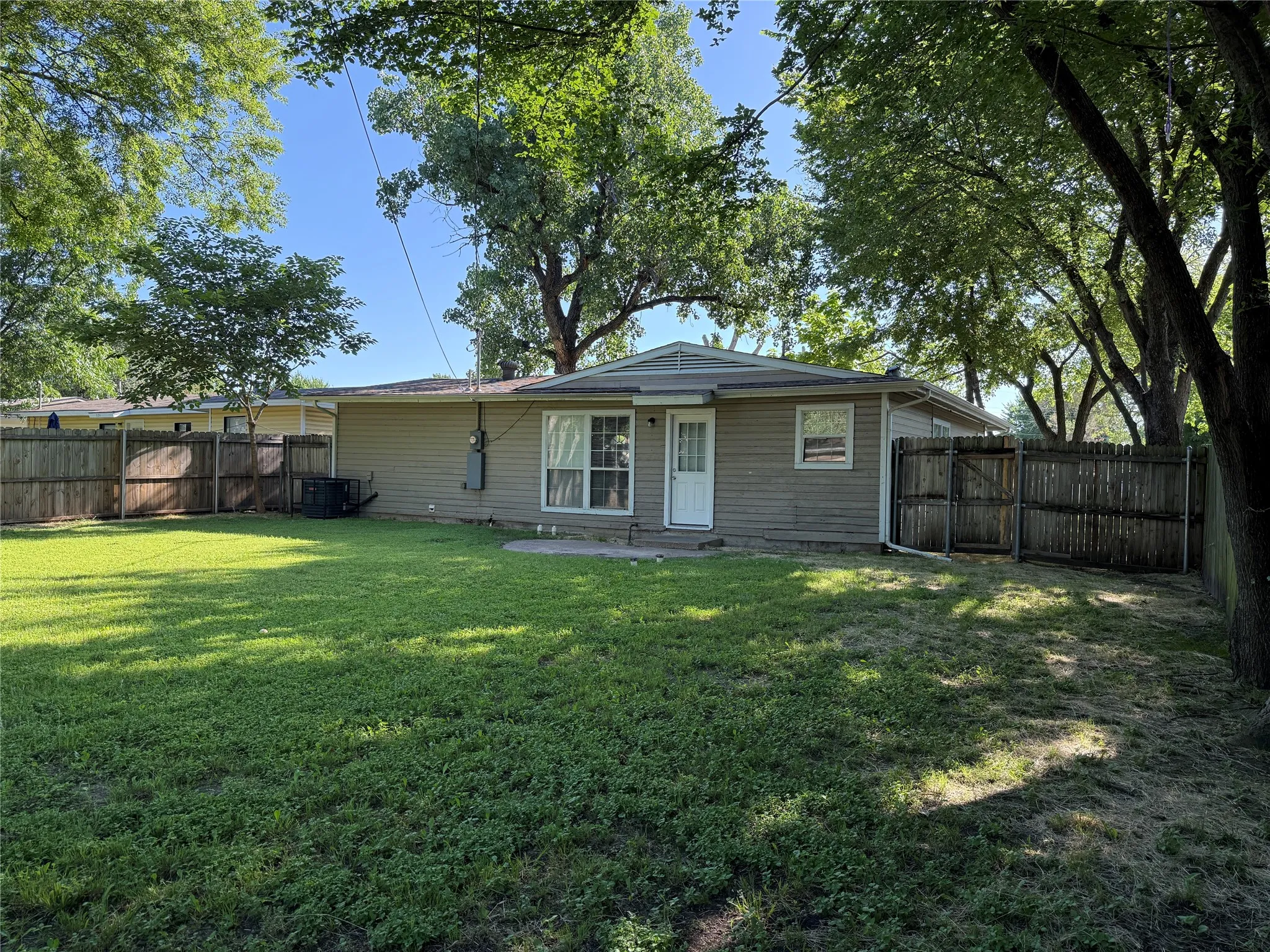 Single Family Residence For Rent in Dallas County , 303 Ridgefield Circle, Mesquite, Texas 75149, 3 Bedroom, 1 Bathroom, 1 Garage spaces, 1,021 Sqft, built in 1956, mls#21290711, Real Estate Agent in Mesquite, Homes For Rent in Dallas county, Homes For Rent in Mesquite, Realtor in Mesquite Texas, Real Estate Brokerage Independent Realty Texas, Luminita Cordes Realtor