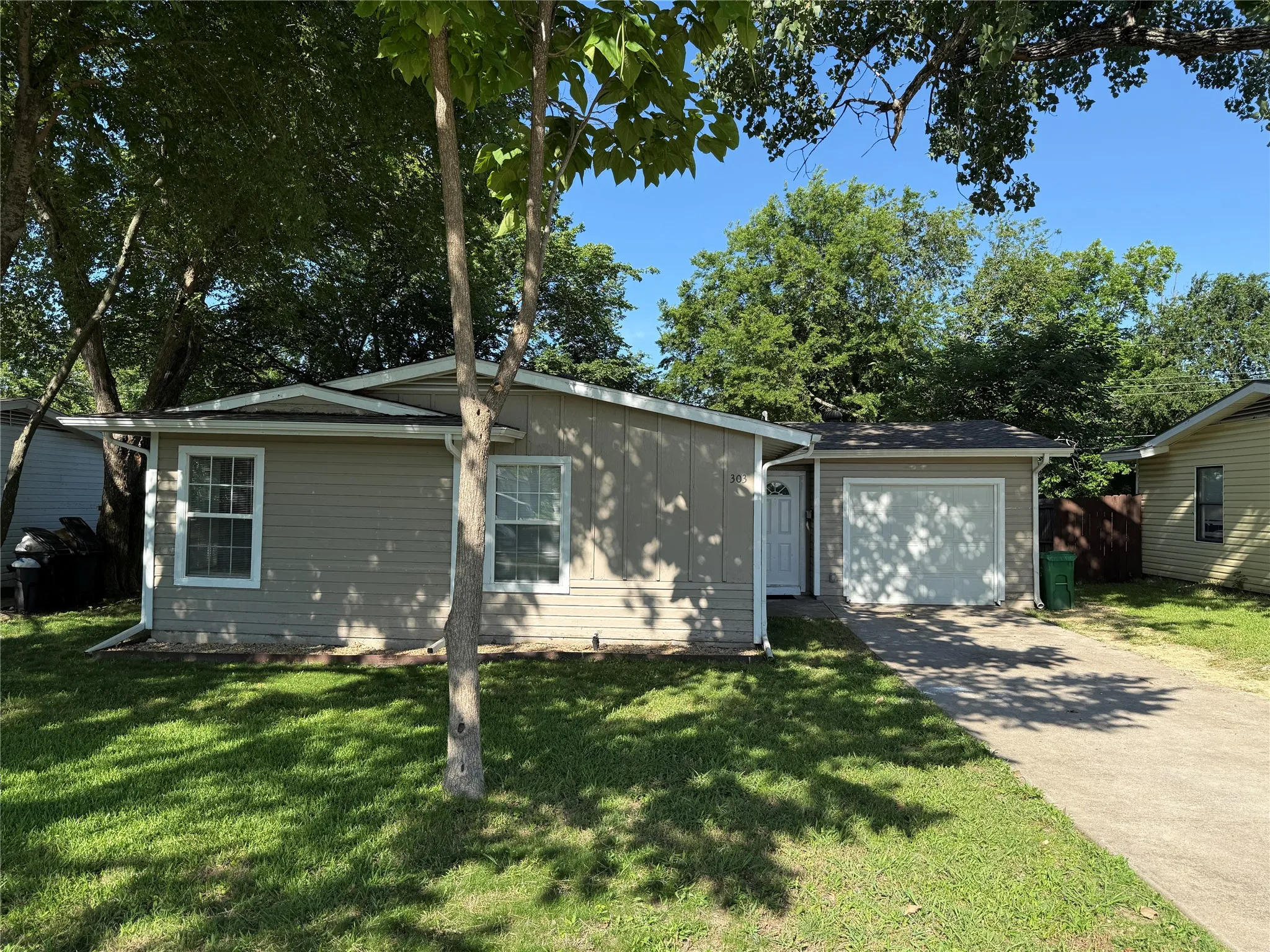 Single Family Residence For Rent in Dallas County , 303 Ridgefield Circle, Mesquite, Texas 75149, 3 Bedroom, 1 Bathroom, 1 Garage spaces, 1,021 Sqft, built in 1956, mls#21290711, Real Estate Agent in Mesquite, Homes For Rent in Dallas county, Homes For Rent in Mesquite, Realtor in Mesquite Texas, Real Estate Brokerage Independent Realty Texas, Luminita Cordes Realtor