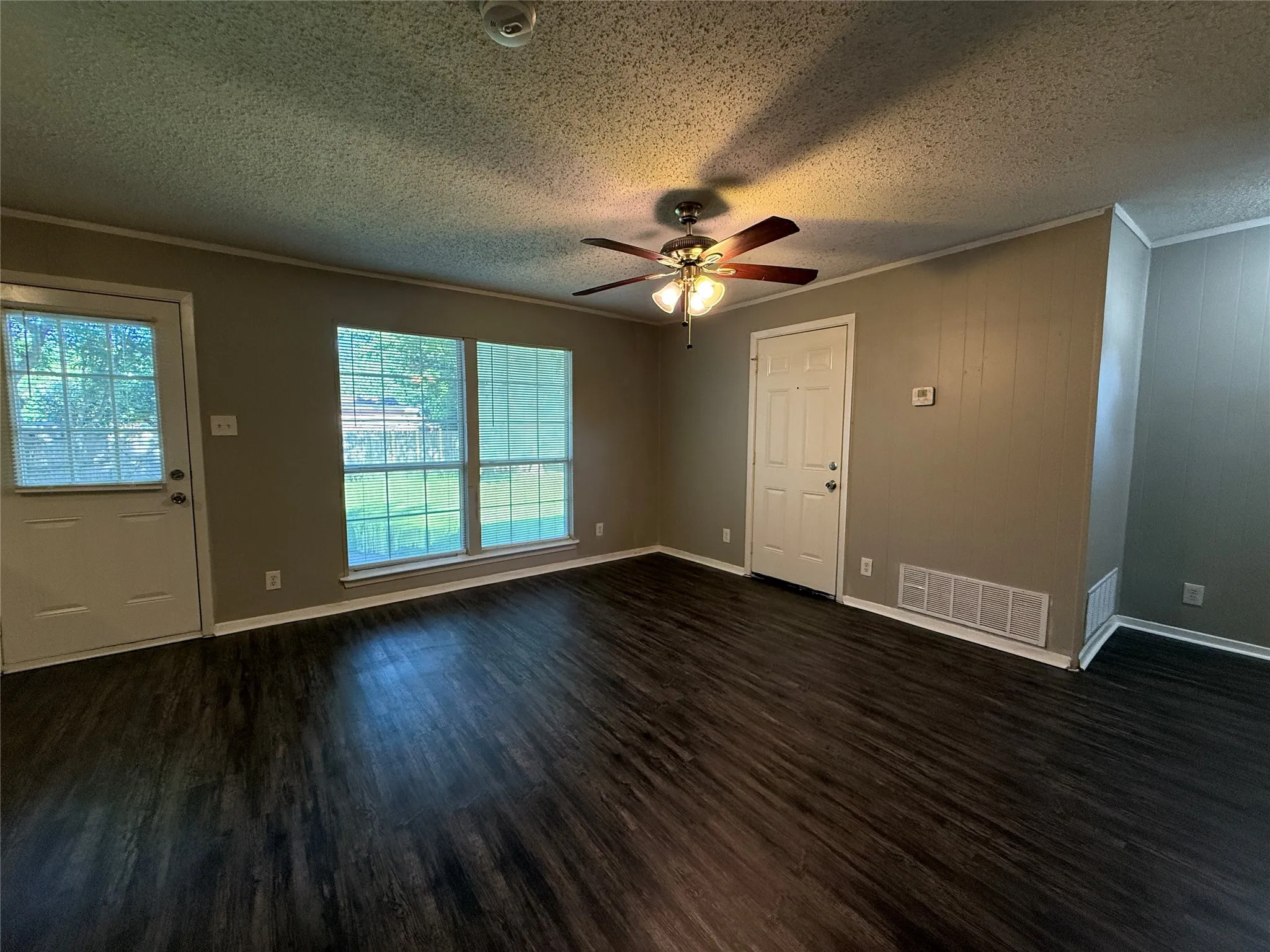 Single Family Residence For Rent in Dallas County , 303 Ridgefield Circle, Mesquite, Texas 75149, 3 Bedroom, 1 Bathroom, 1 Garage spaces, 1,021 Sqft, built in 1956, mls#21290711, Real Estate Agent in Mesquite, Homes For Rent in Dallas county, Homes For Rent in Mesquite, Realtor in Mesquite Texas, Real Estate Brokerage Independent Realty Texas, Luminita Cordes Realtor