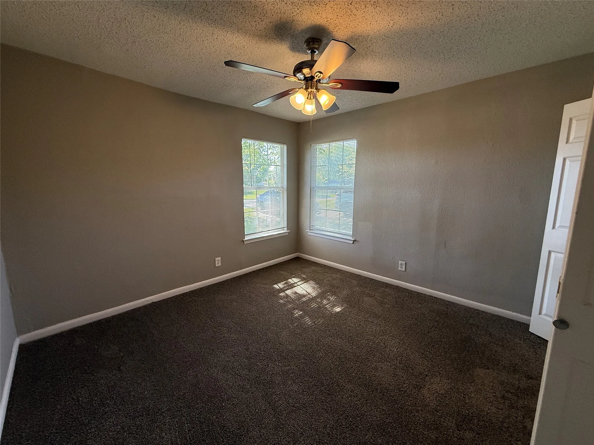 Single Family Residence For Rent in Dallas County , 303 Ridgefield Circle, Mesquite, Texas 75149, 3 Bedroom, 1 Bathroom, 1 Garage spaces, 1,021 Sqft, built in 1956, mls#21290711, Real Estate Agent in Mesquite, Homes For Rent in Dallas county, Homes For Rent in Mesquite, Realtor in Mesquite Texas, Real Estate Brokerage Independent Realty Texas, Luminita Cordes Realtor