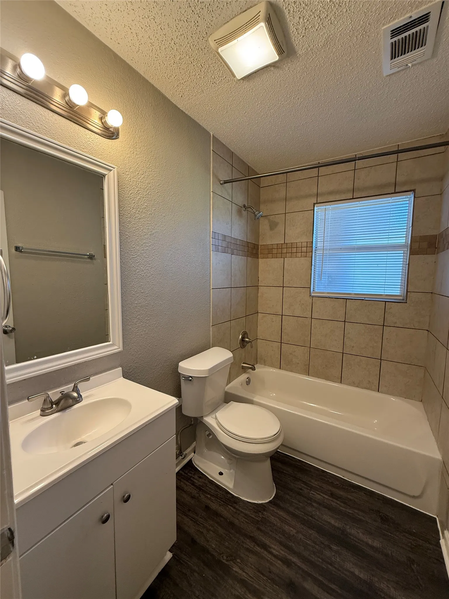 Single Family Residence For Rent in Dallas County , 303 Ridgefield Circle, Mesquite, Texas 75149, 3 Bedroom, 1 Bathroom, 1 Garage spaces, 1,021 Sqft, built in 1956, mls#21290711, Real Estate Agent in Mesquite, Homes For Rent in Dallas county, Homes For Rent in Mesquite, Realtor in Mesquite Texas, Real Estate Brokerage Independent Realty Texas, Luminita Cordes Realtor