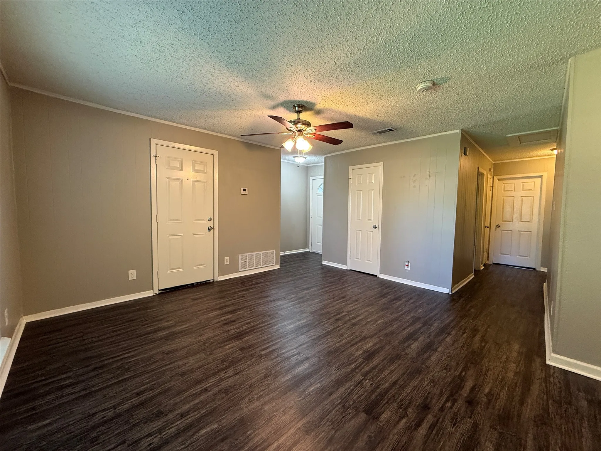 Single Family Residence For Rent in Dallas County , 303 Ridgefield Circle, Mesquite, Texas 75149, 3 Bedroom, 1 Bathroom, 1 Garage spaces, 1,021 Sqft, built in 1956, mls#21290711, Real Estate Agent in Mesquite, Homes For Rent in Dallas county, Homes For Rent in Mesquite, Realtor in Mesquite Texas, Real Estate Brokerage Independent Realty Texas, Luminita Cordes Realtor