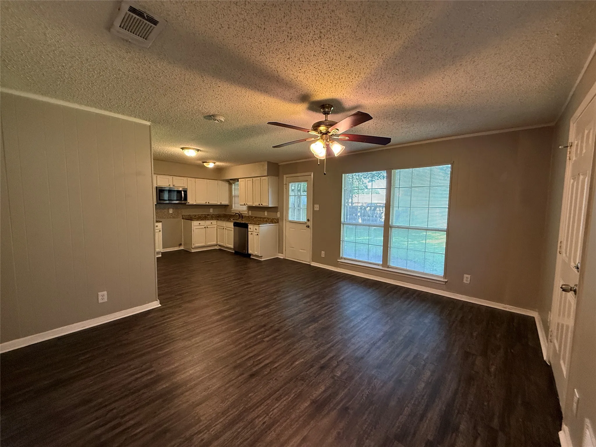 Single Family Residence For Rent in Dallas County , 303 Ridgefield Circle, Mesquite, Texas 75149, 3 Bedroom, 1 Bathroom, 1 Garage spaces, 1,021 Sqft, built in 1956, mls#21290711, Real Estate Agent in Mesquite, Homes For Rent in Dallas county, Homes For Rent in Mesquite, Realtor in Mesquite Texas, Real Estate Brokerage Independent Realty Texas, Luminita Cordes Realtor