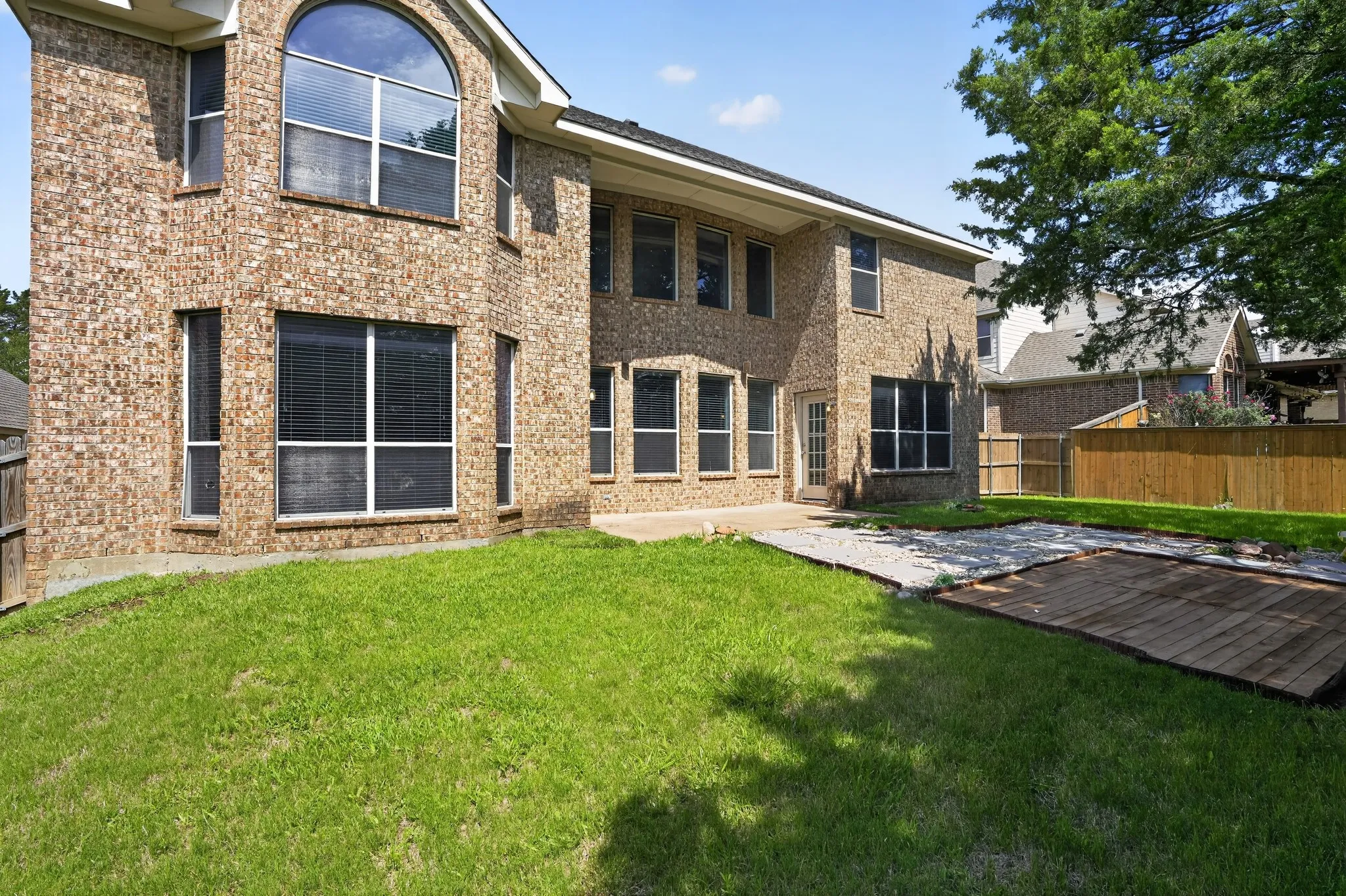 Single Family Residence For Sale in Dallas County , 1426 Levee Lane, Cedar Hill, Texas 75104, 4 Bedroom, 4 Bathroom, 2 Garage spaces, 3,558 Sqft, built in 2005, mls#21285563, Real Estate Agent in Cedar Hill, Homes For Sale in Dallas county, Homes For Sale in Cedar Hill, Realtor in Cedar Hill Texas, Real Estate Brokerage Independent Realty Texas, Luminita Cordes Realtor